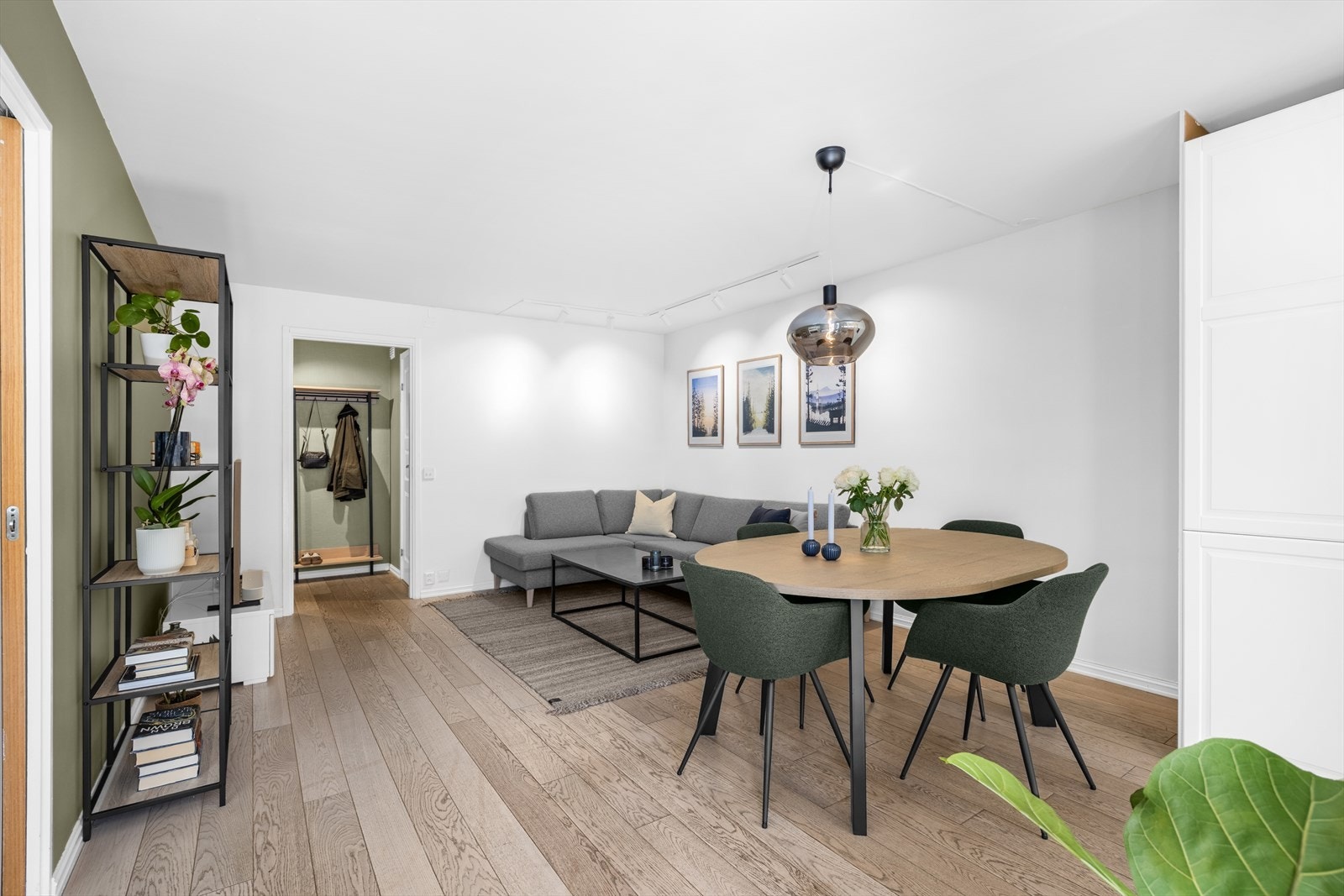 Store flater og lyse materialvalg skaper en luftig og innbydende atmosfære. Galleribilde