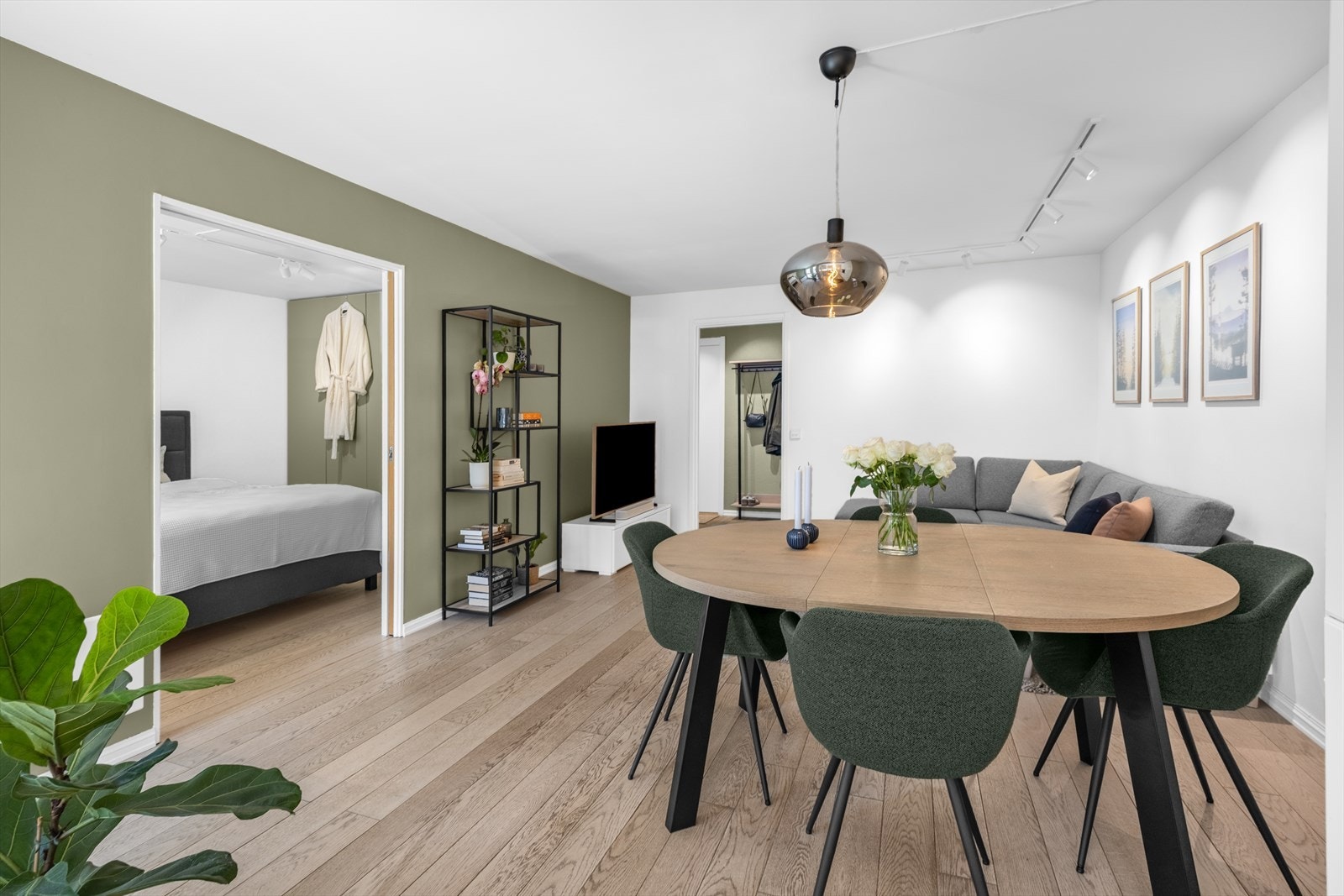Stuen har gode møbleringsmuligheter, med plass til både sofagruppe og spisestueløsning. Galleribilde