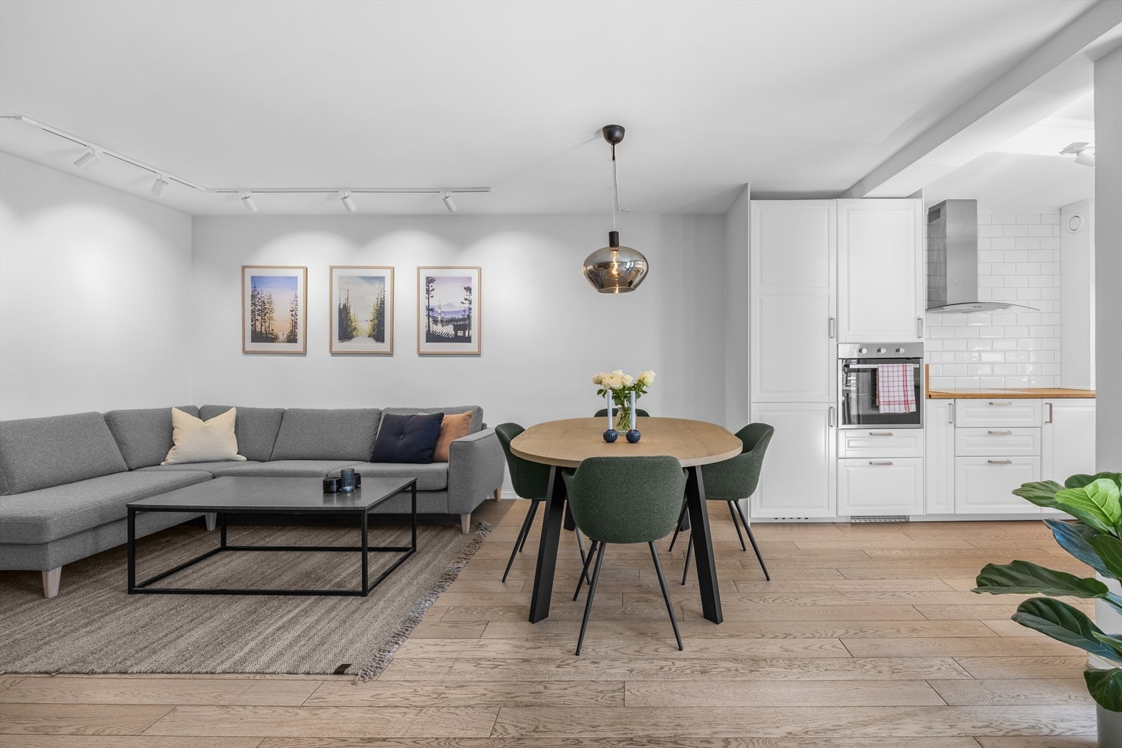 Den åpne løsningen mellom stue og kjøkken gir en sosial og funksjonell planløsning. Galleribilde