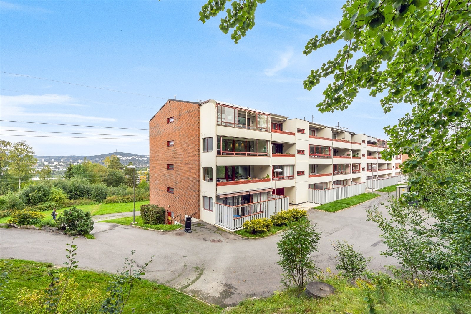 Beliggende i et rolig og etablert boligområde med grønne omgivelser. Galleribilde