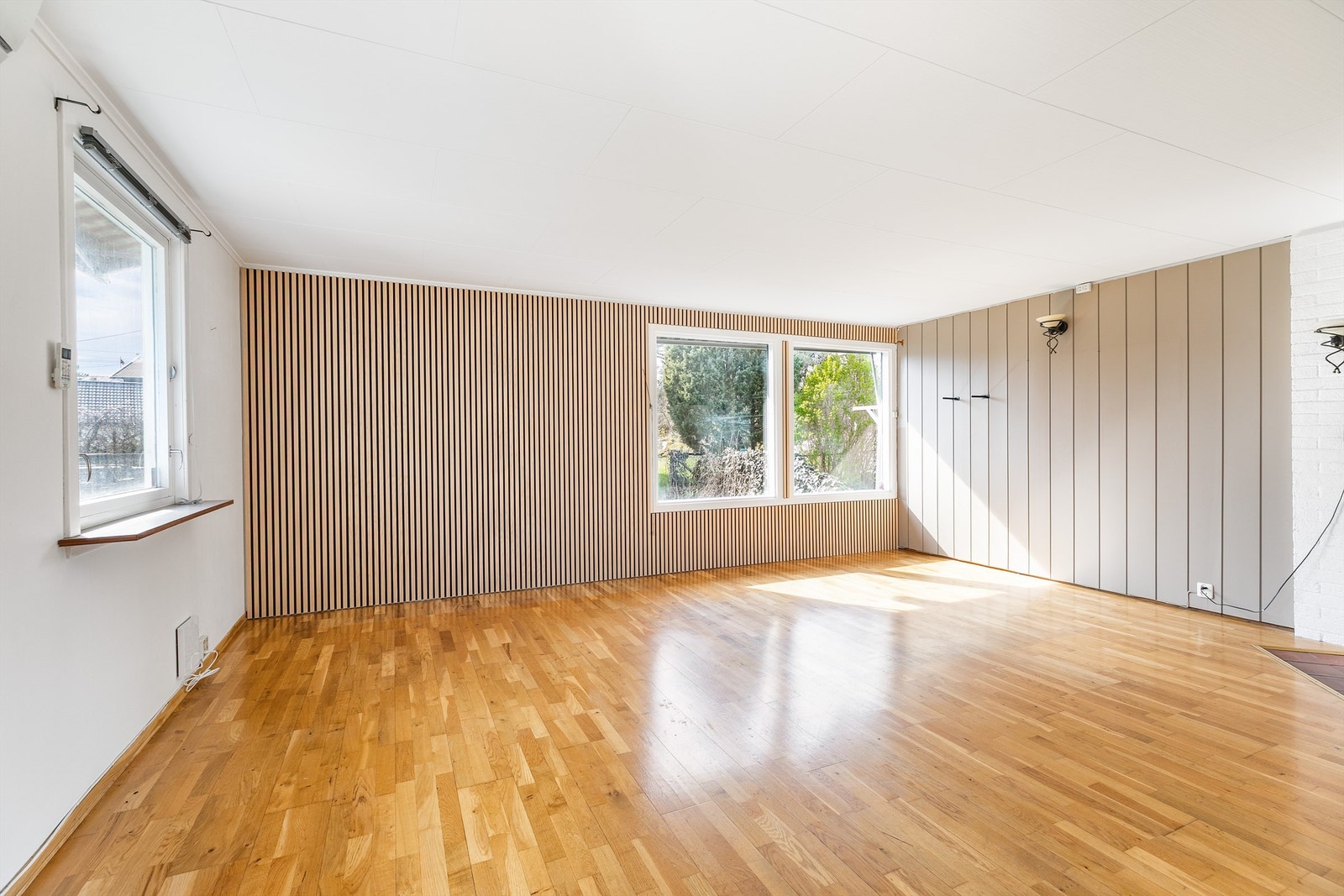 Stuen er i senere år pusset opp med tidsaktuelt spilepanel på én vegg. Innvendige overflater har ellers et generelt slitasjepreg og behov for behandling/utskiftning. Galleribilde