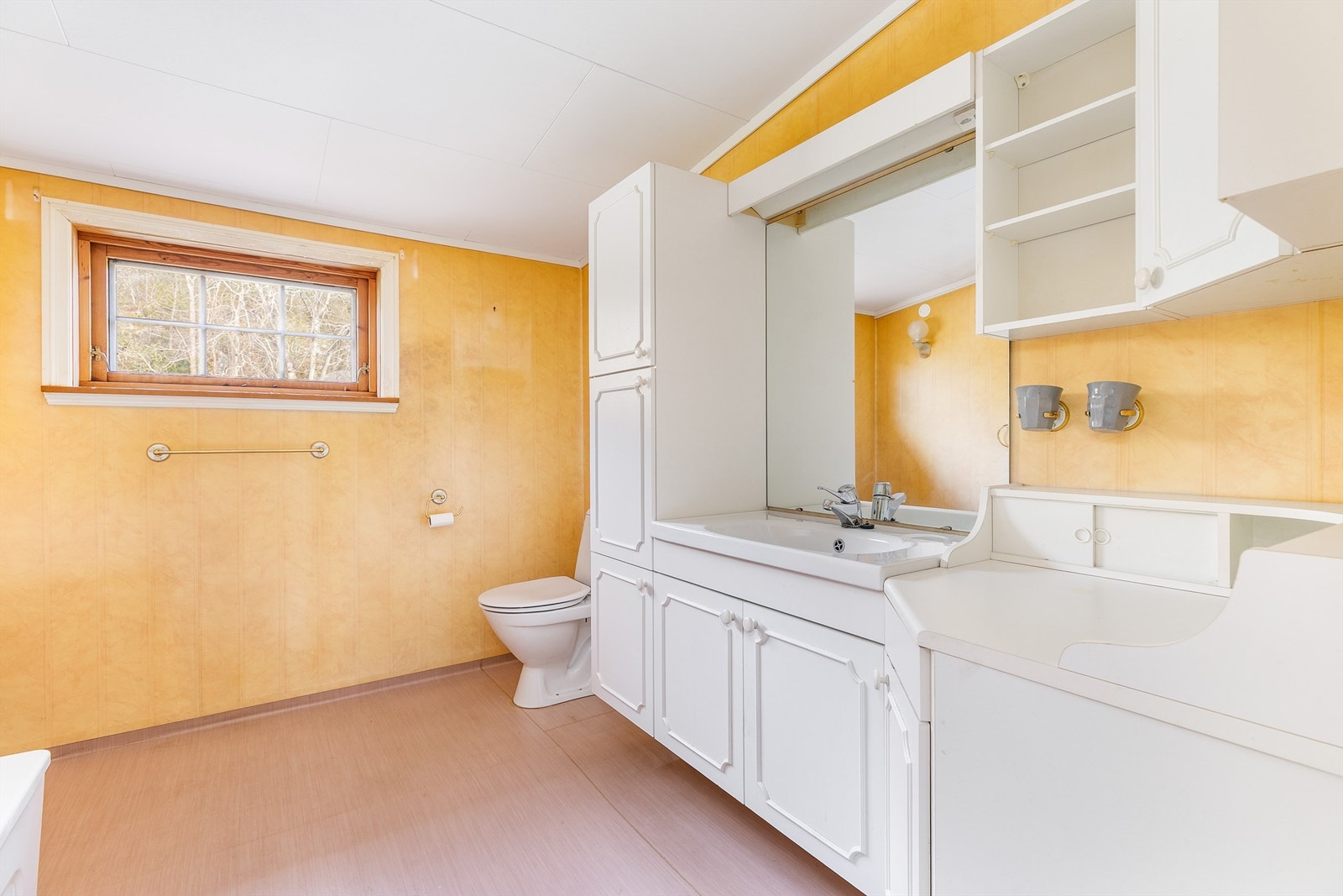 Badet er fra byggeåret og i helhet gitt TG 3, renovering bør dermed påregnes. Galleribilde