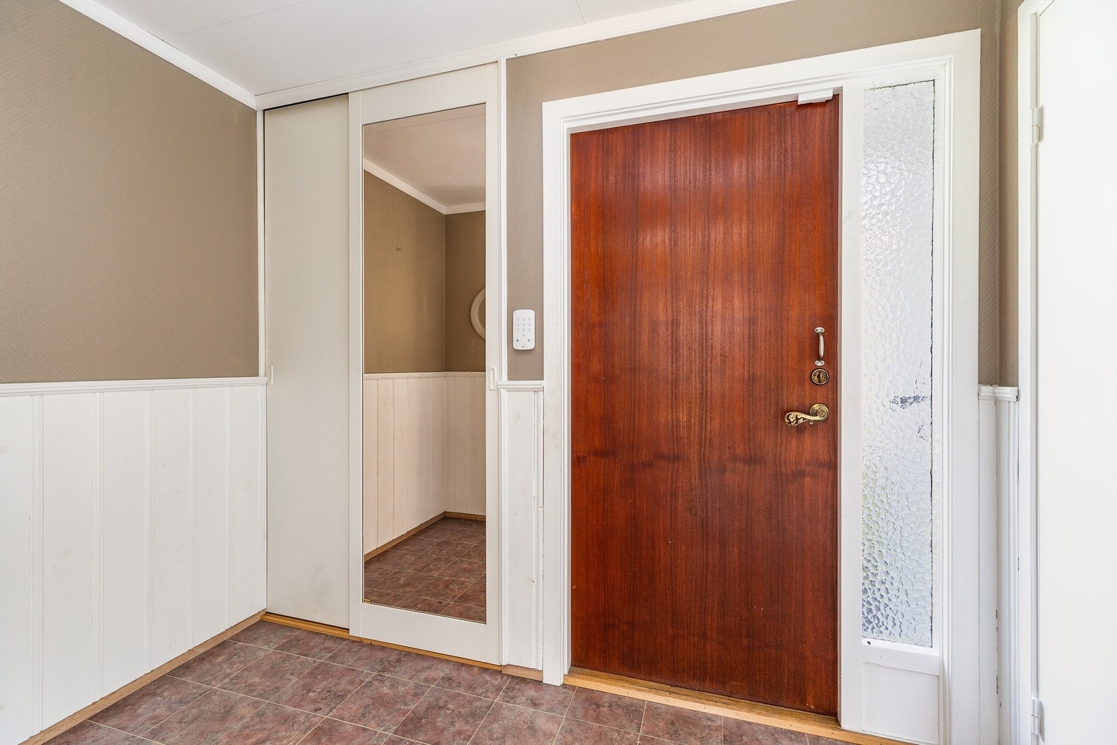 Entreen har belegg på gulv, og er i tidligere år utvidet til areal byggemeldt som bod, uten at dette er omsøkt eller godkjent av kommunen. Galleribilde