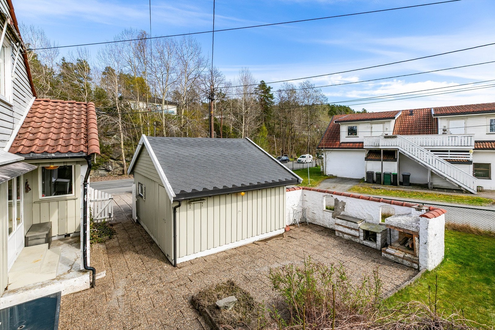 Hagen og utearealene rundt boligen er alle eksponert for solens gang gjennom dagen. Galleribilde