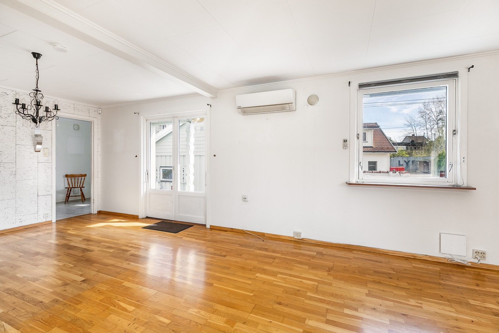 I tillegg til peis inneholder stuen også luft-luft varmepumpe, montert i 2013. Galleribilde