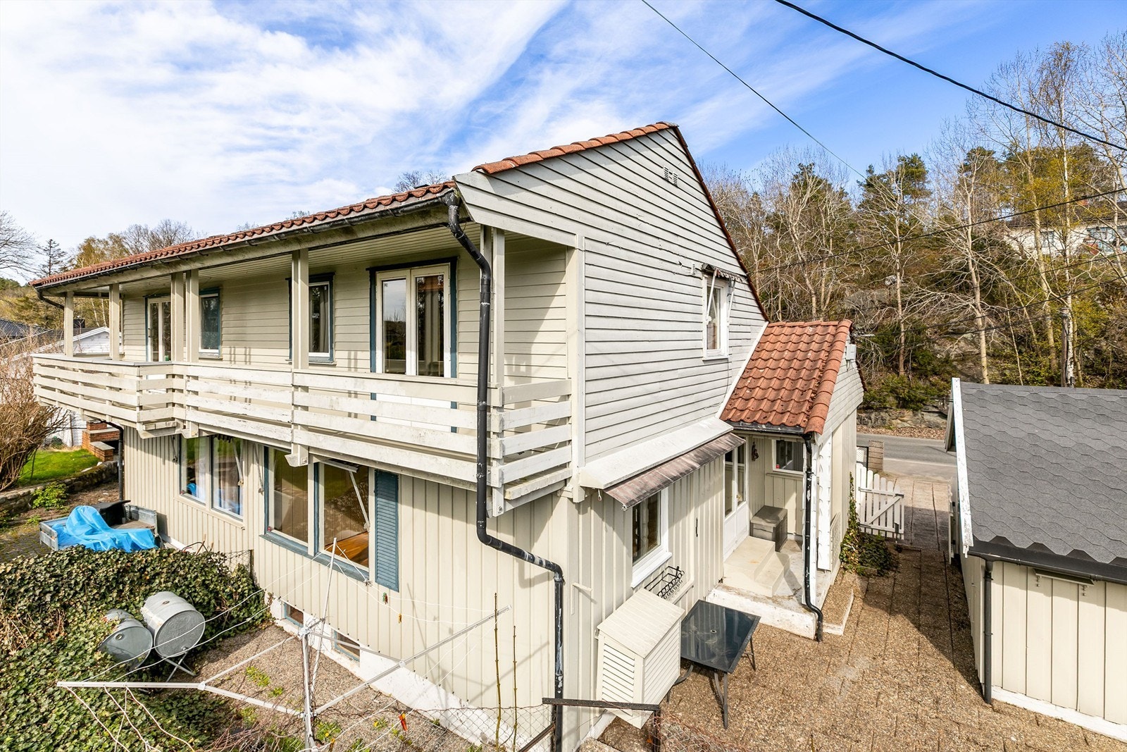 Boligen har behov for oppgraderinger utvendig som innvendig, blant annet av yttertaket som ikke er tett. Fotograf; Børge Oppegård. Galleribilde