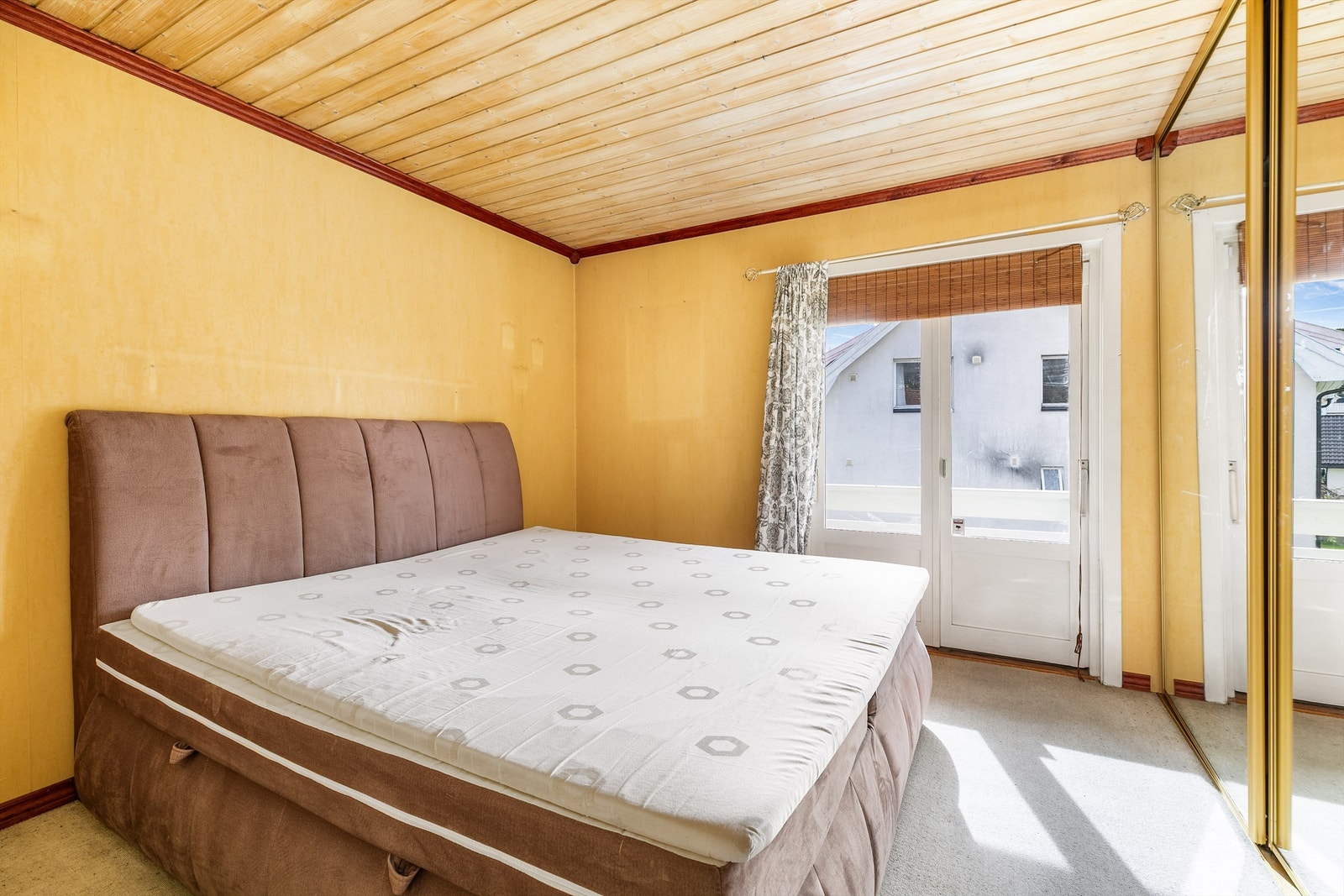 Hovedsoverommet er oppmålt til ca. 12 kvm., innredet med en over 3 meter bred skyvedørsgarderobe og tilknyttet verandaen. Galleribilde