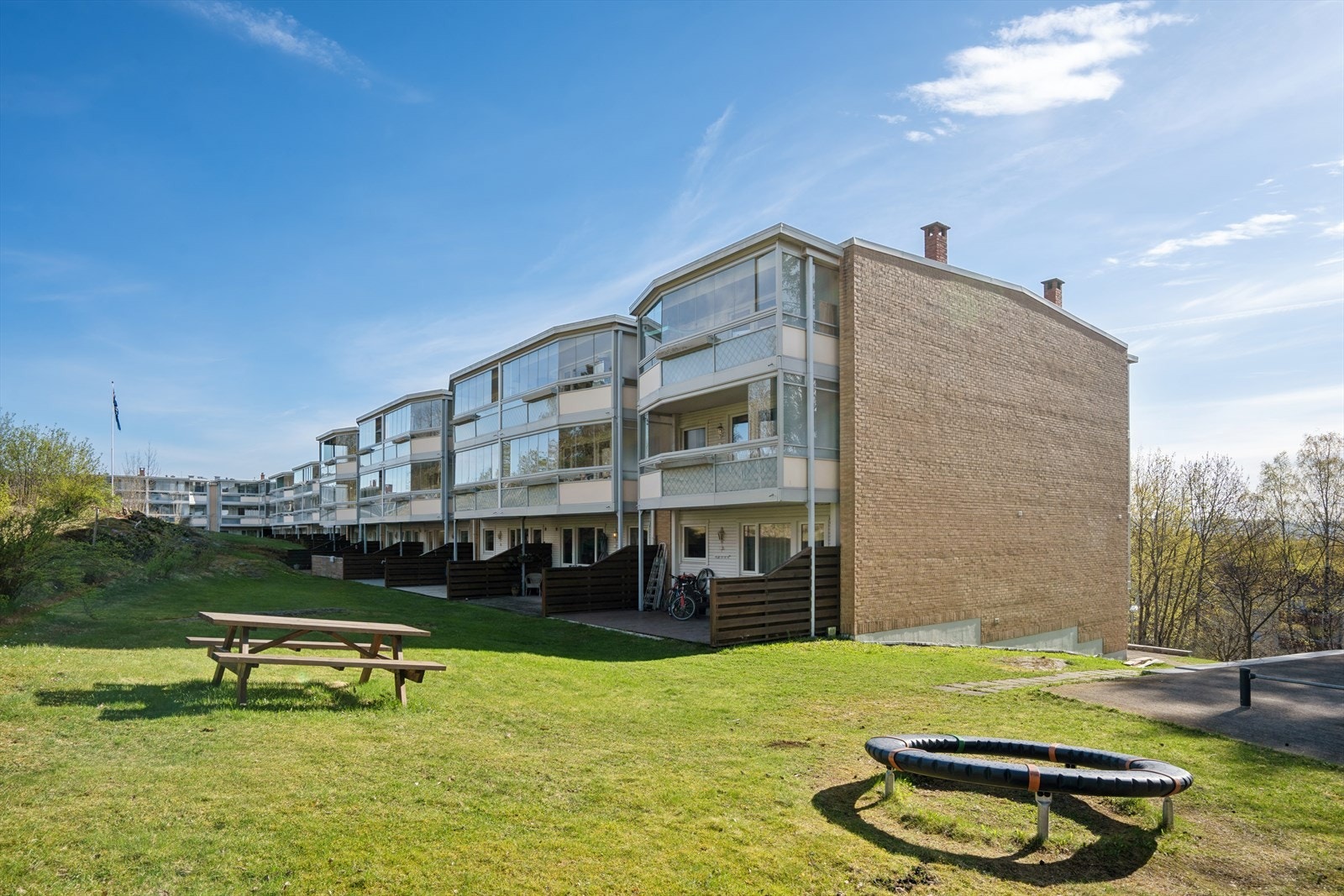 Sameiet har store, opparbeidede grøntområder med plen og lekeplasser. Askelia ballbane ligger kun ett minutt unna. Galleribilde