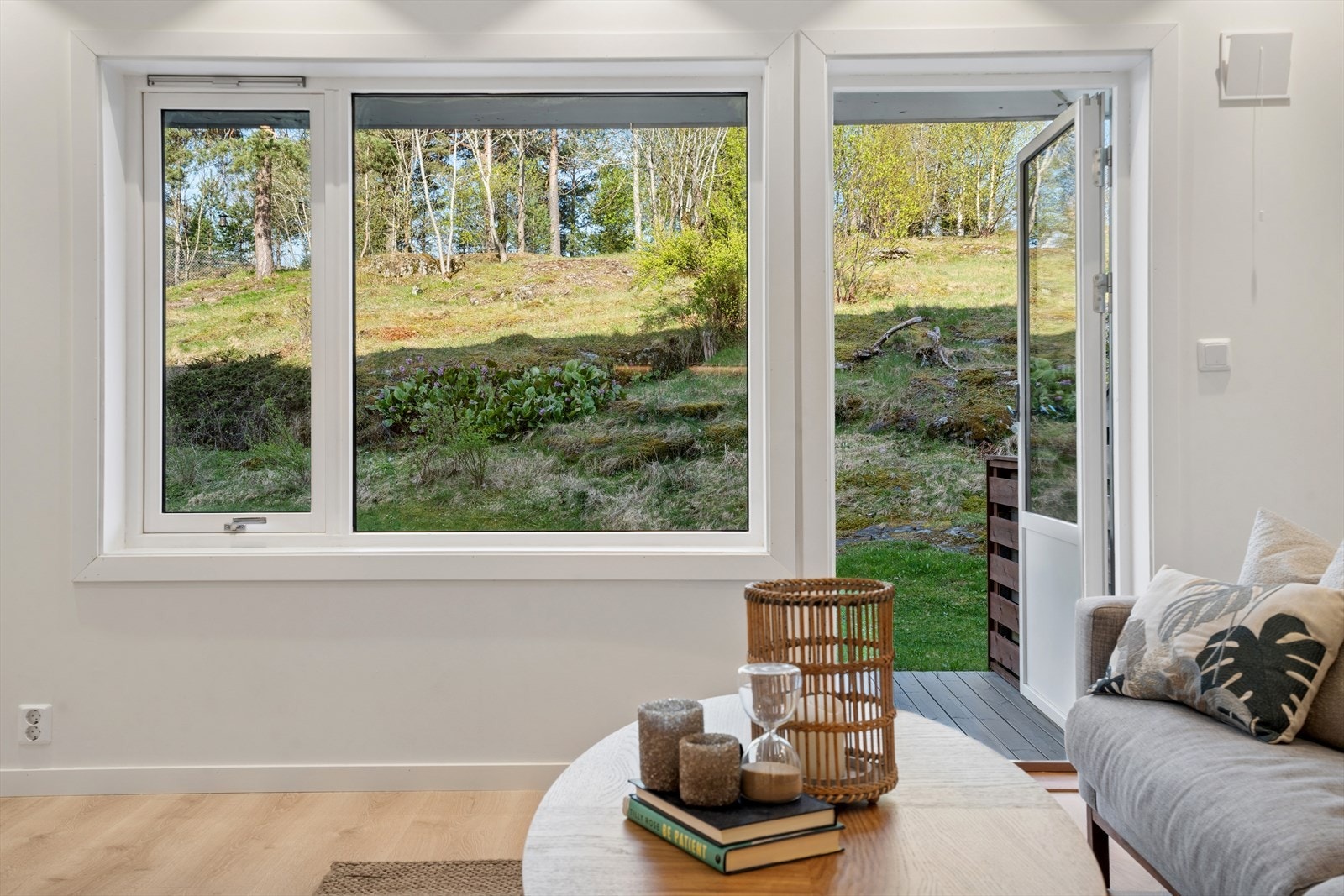 Terrassedøren fra 2005 åpner opp mot uteområdet og visker ut skillet mellom inne og ute. Galleribilde