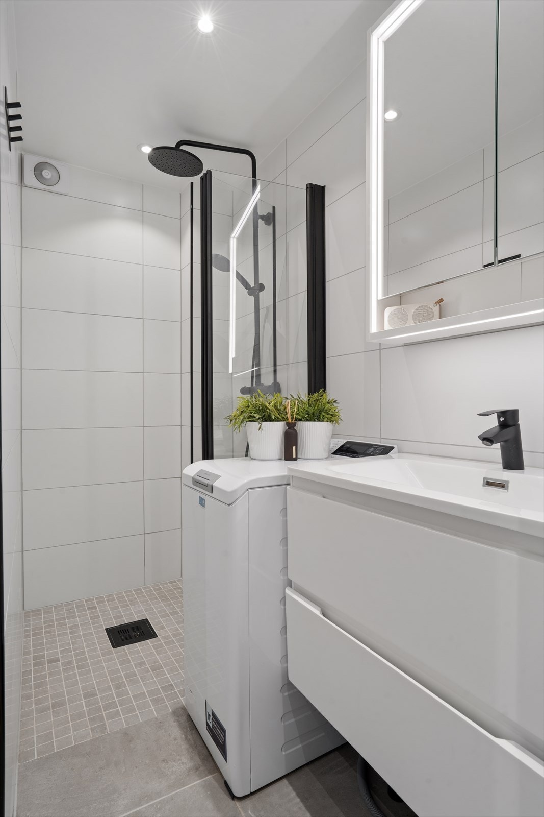 Badet ble pusset opp fra grunnen i 2025, med varmekabler i gulvet, nytt sluk og opplegg for vaskemaskin. Galleribilde
