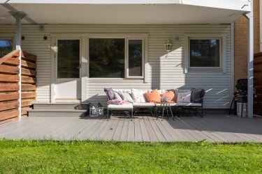 Fra stuen er det utgang til en stor, vestvendt terrasse på 24,4 m². Galleribilde