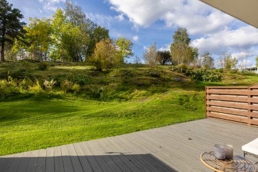 Terrassegulvet består av beisede terrassebord. Her er det god plass til utemøbler. Galleribilde