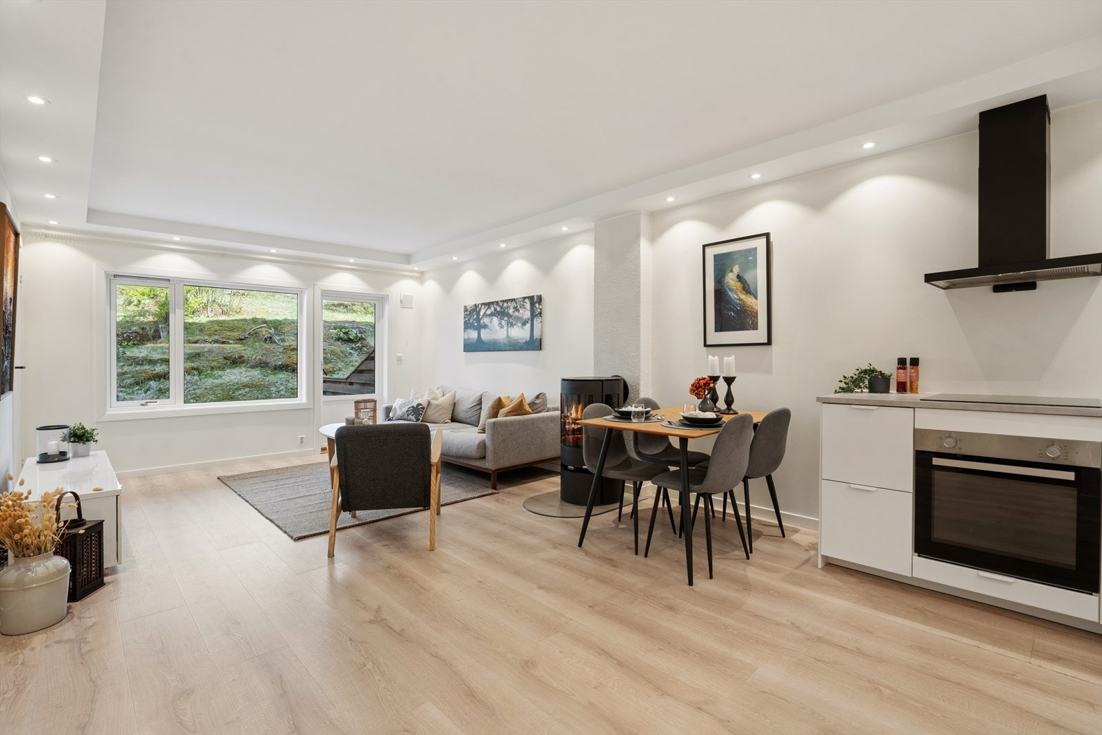 Stuen har malte plater i himling med en innkasset løsning med downlights, som gir en jevn og behagelig belysning. Galleribilde