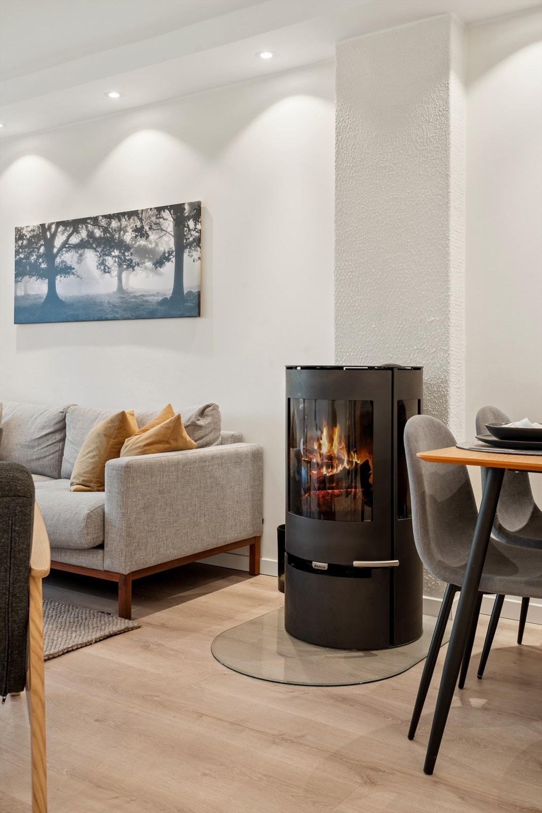 En ny vedovn med glassdør ble installert i 2025 og gir både varme og hygge. Galleribilde