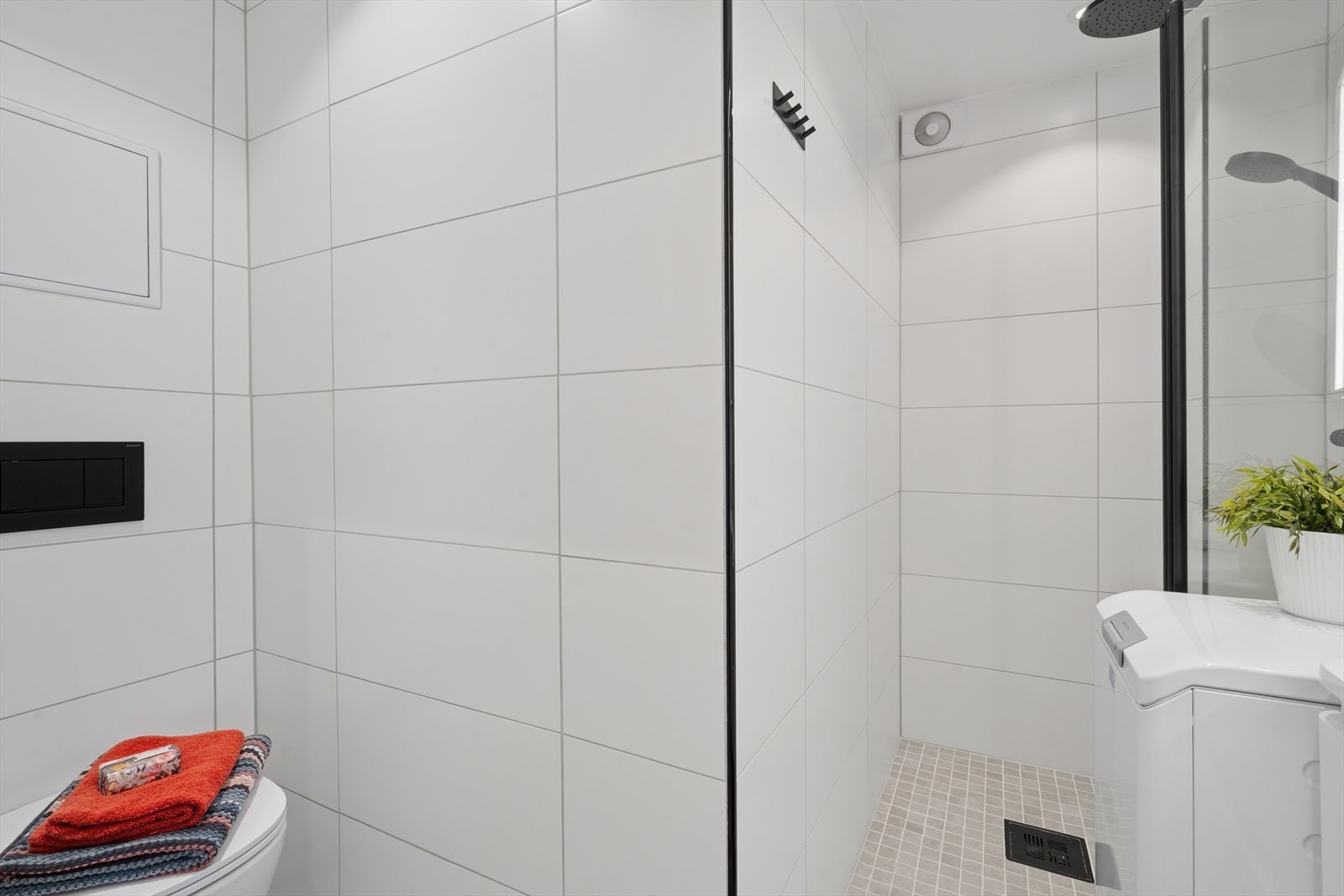 Dusjsonen har en svingbar glassvegg. Rør-i-rør-systemet fra 2025 har fordelerskap plassert på badet. Galleribilde