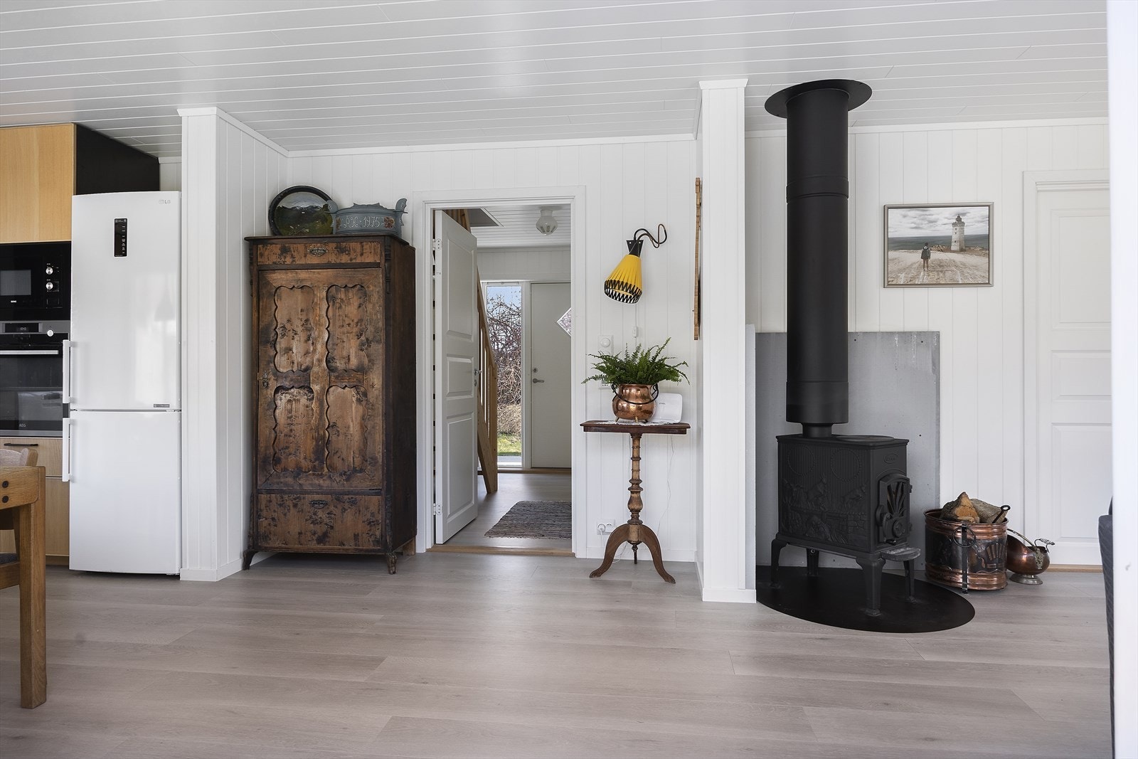 En vedovn med stålpipe sørger for ekstra varme og hygge i stuen. Galleribilde