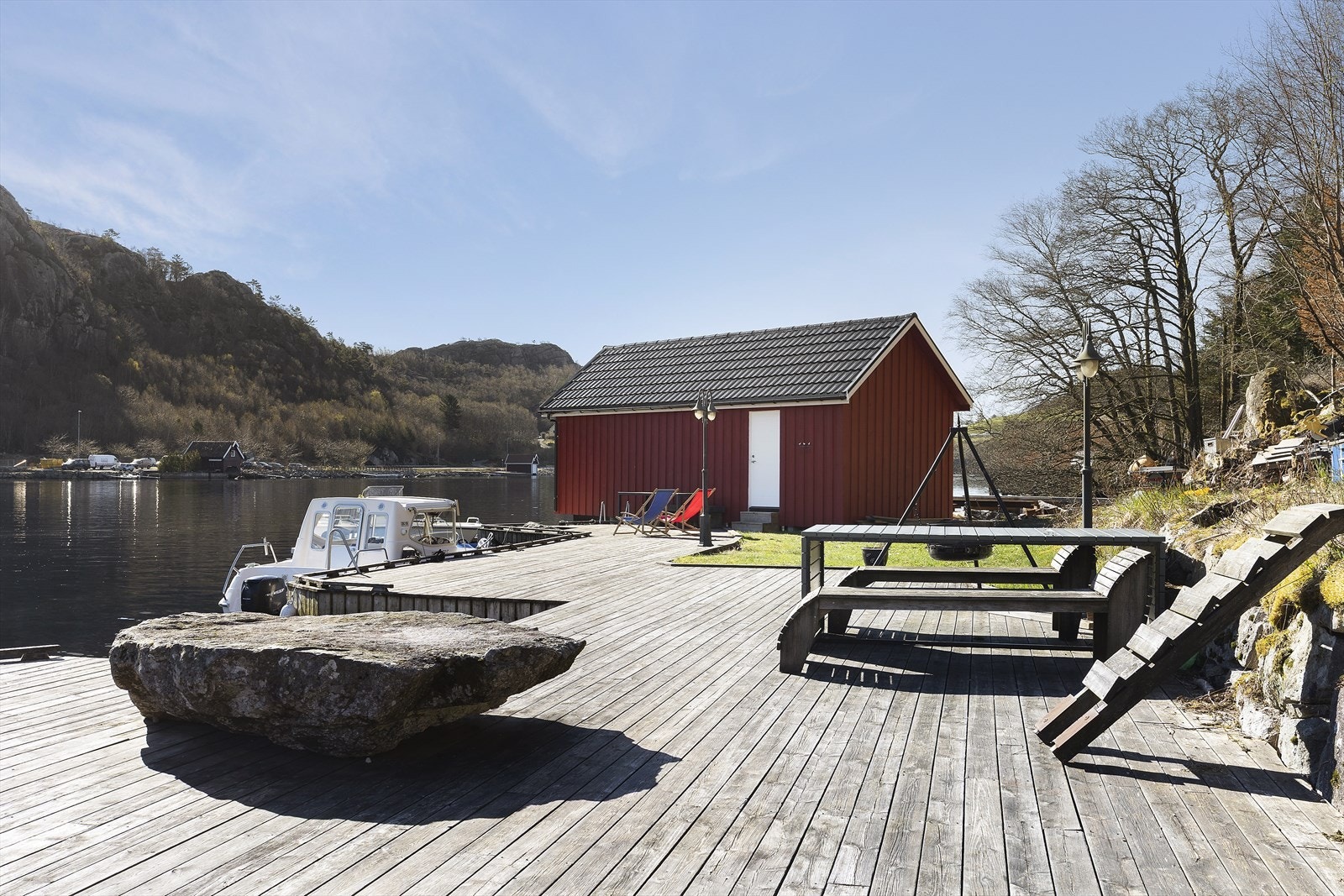 Bryggeområdet ved naustet gir direkte tilgang til sjøen. Galleribilde