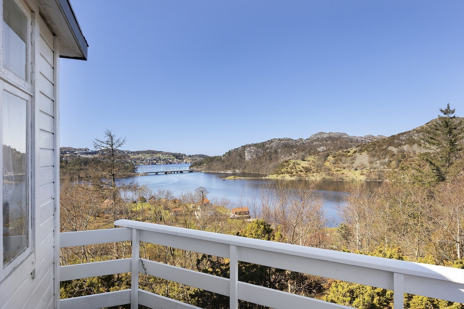 Utsikt over vannet og det omkringliggende landskapet. Galleribilde