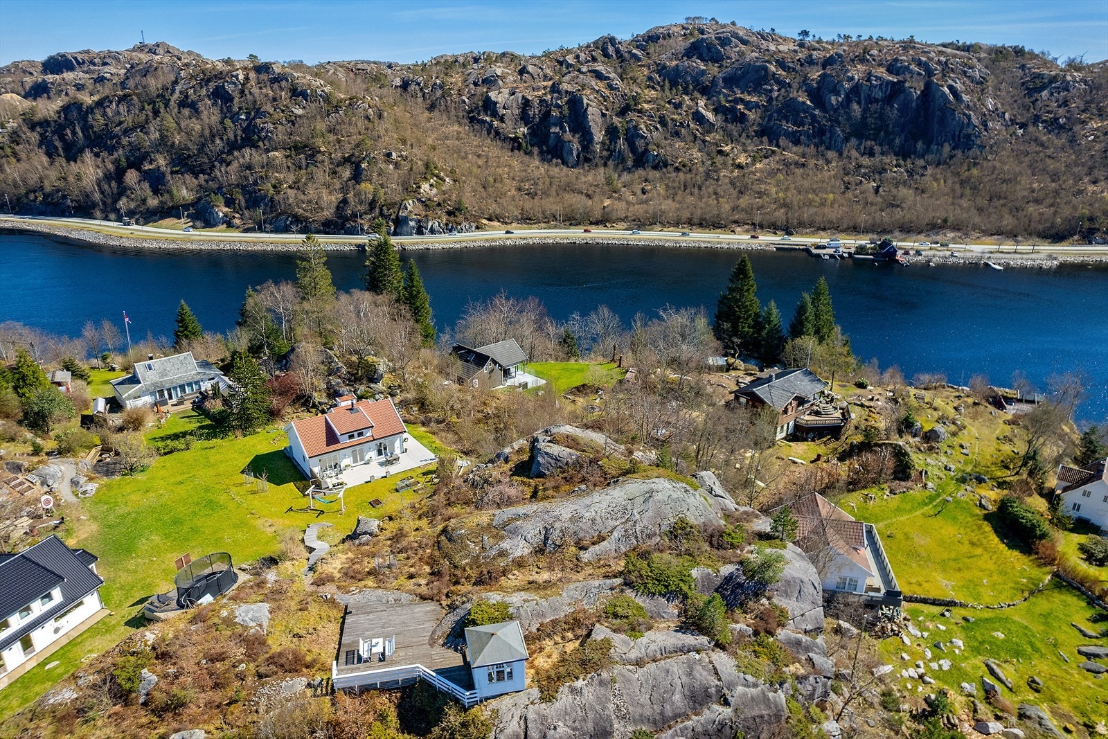 Her bor du tett på svaberg, skog og sjø. Galleribilde