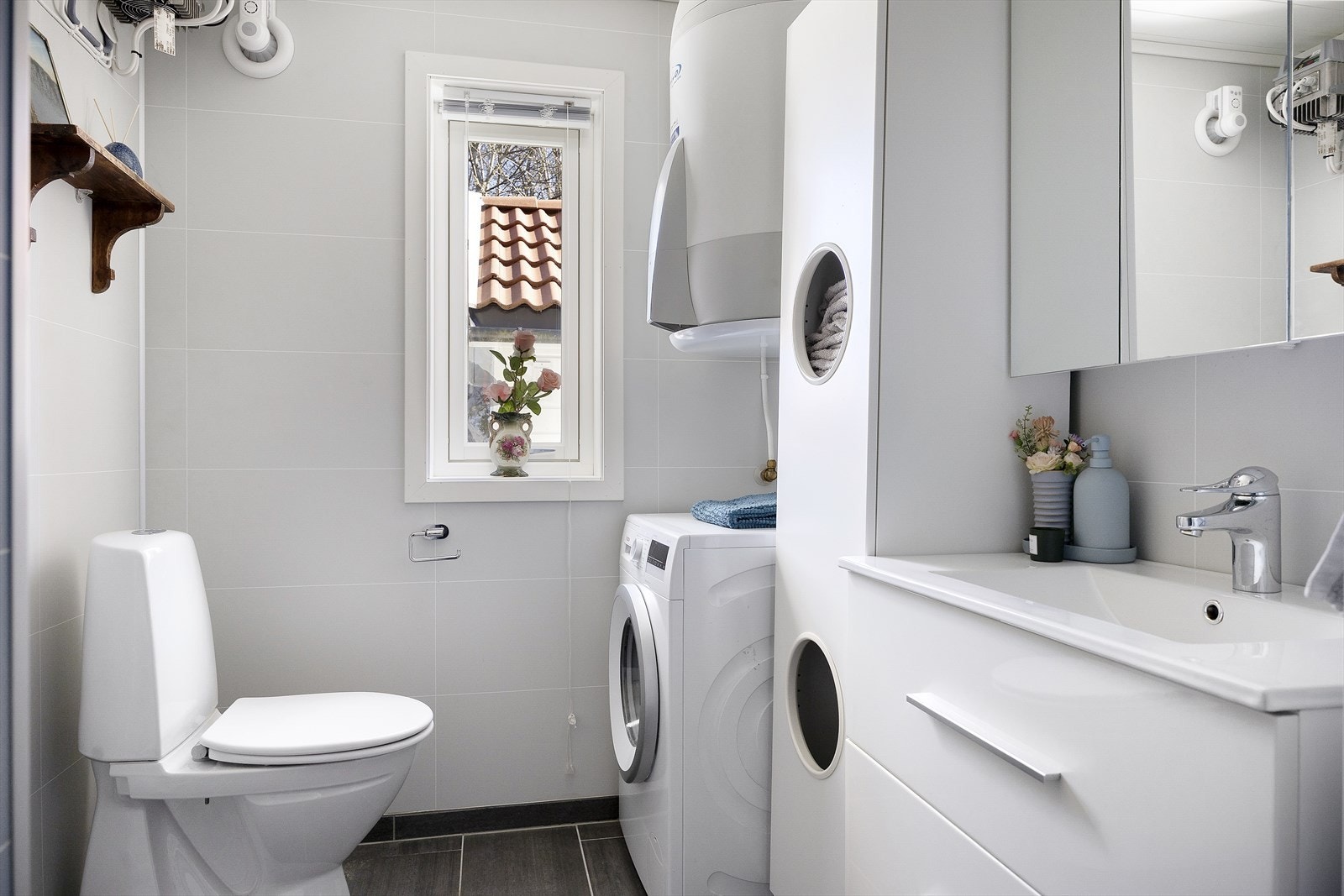 Badet i første etasje har elektriske varmekabler i gulvet og opplegg for vaskemaskin. Galleribilde