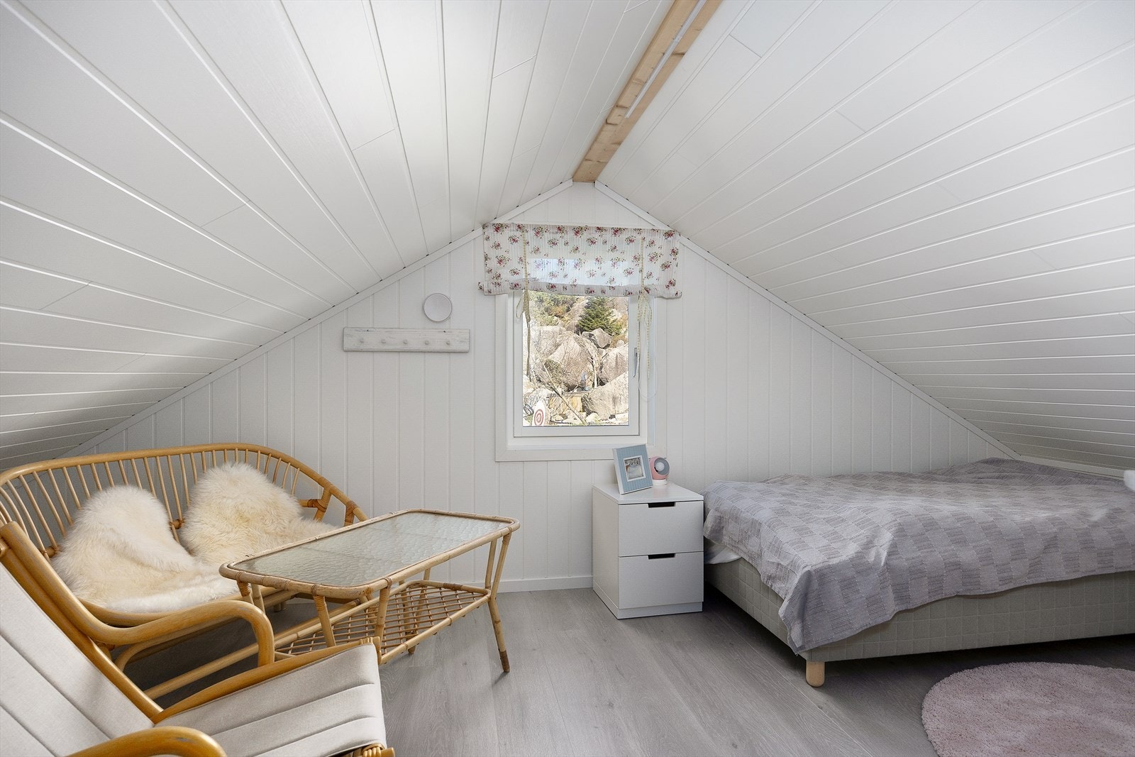Rom på hemsen som i dag er innredet med soveplasser. Galleribilde