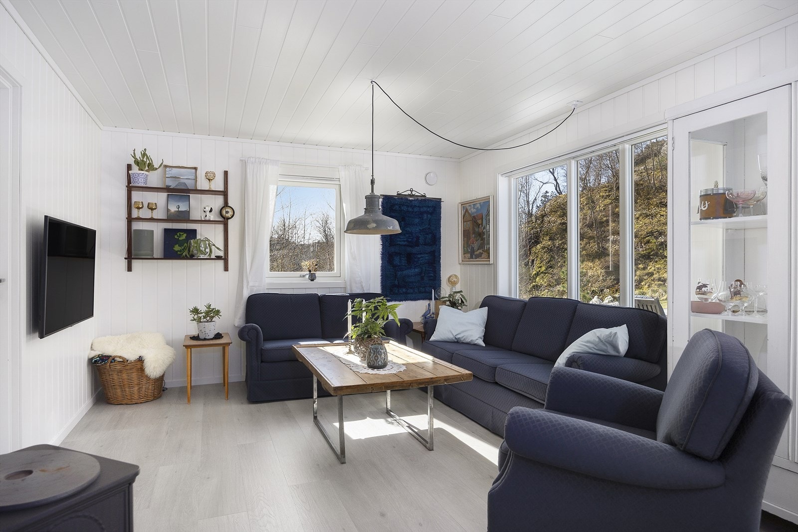Stuen har vegger med MDF-plater og MDF-takpanel, som gir et lyst og helhetlig preg. Galleribilde