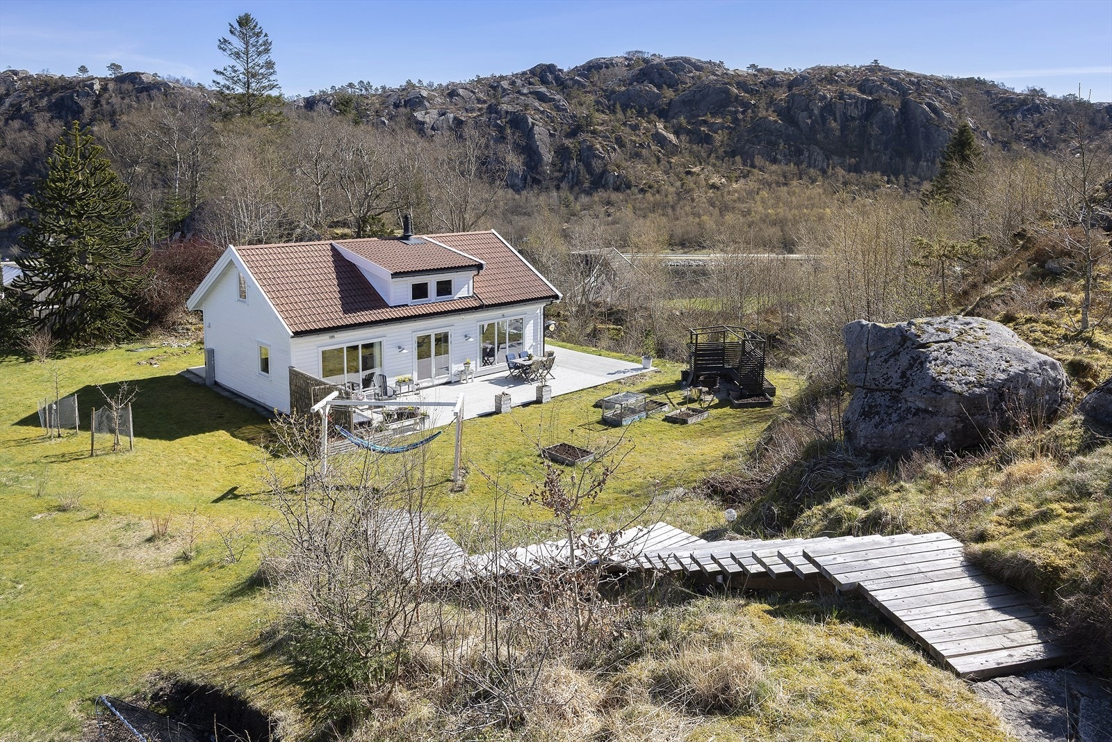 Velkommen til Kjeøy 63! Foto: Arne Ove Østebrøt. Eiendommen ligger i naturskjønne omgivelser med nærhet til sjøen, og inkluderer naust, lysthus og en isolert bod. Galleribilde