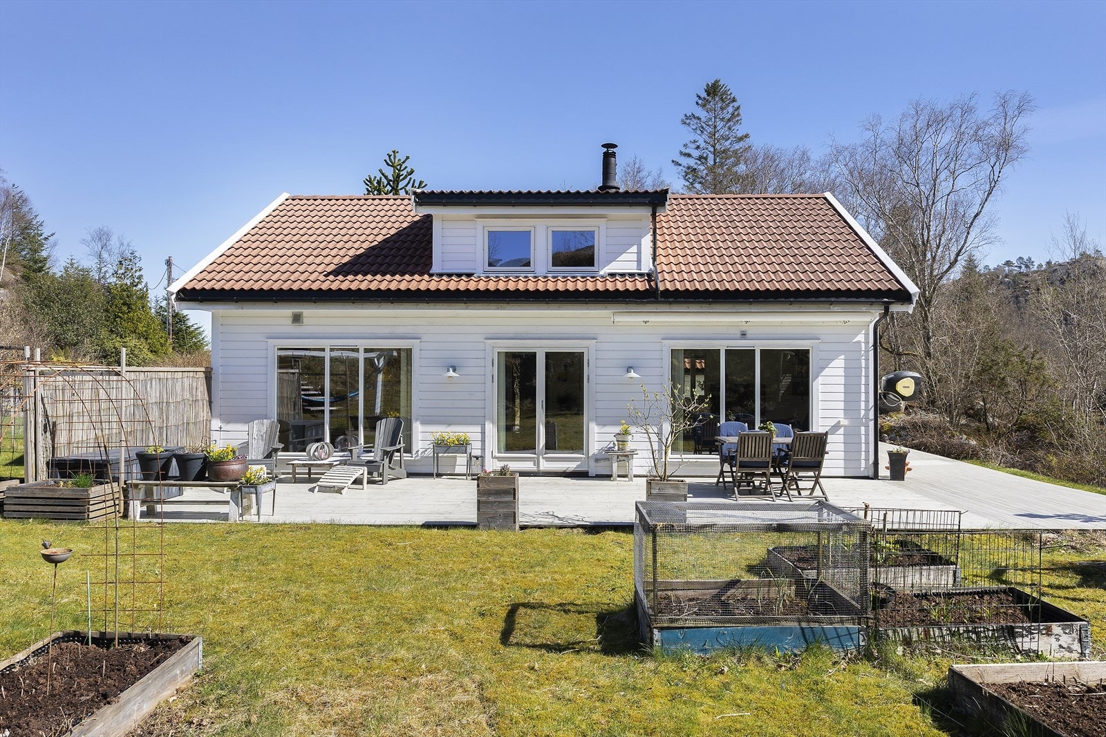 Fritidsbolig fra 2018. Fra stuen er det utgang til en terrasse på 94 kvadratmeter. Galleribilde
