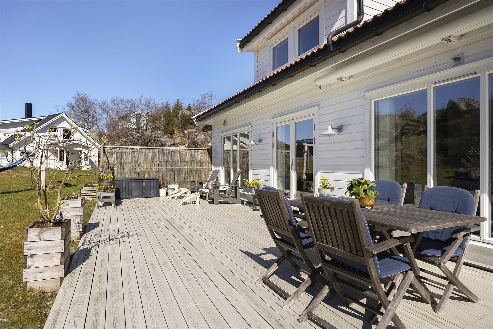 Her er det rikelig med plass for både sittegrupper, grill og beplantning. Galleribilde