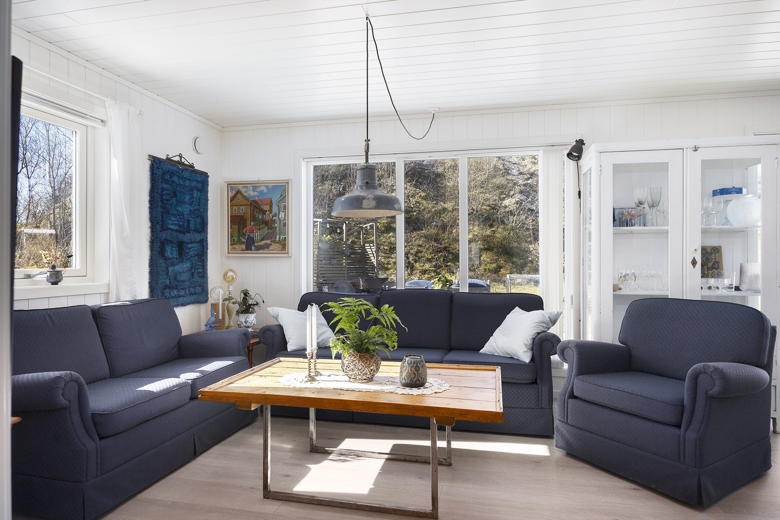 Vinduene er av malt tre med 2-lags glass, som slipper inn godt med dagslys. Galleribilde