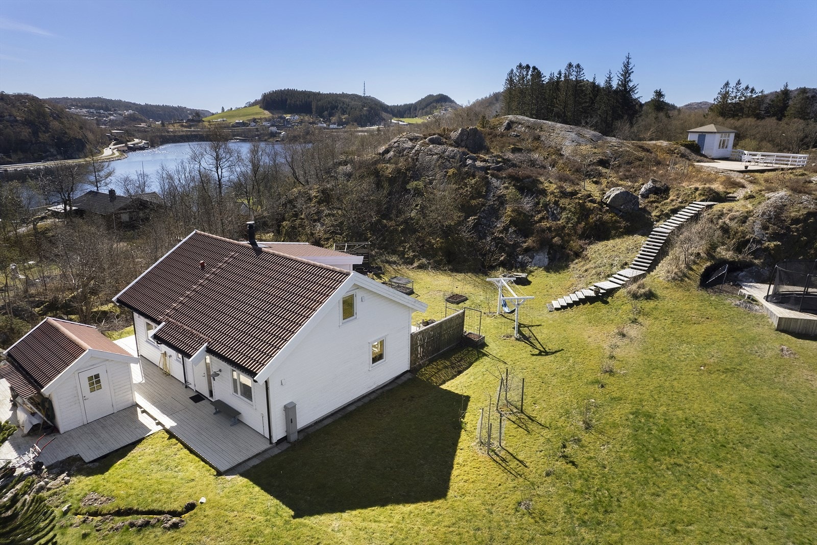 Eiendommen ligger på en opparbeidet tomt med plen og terrassearealer. Galleribilde