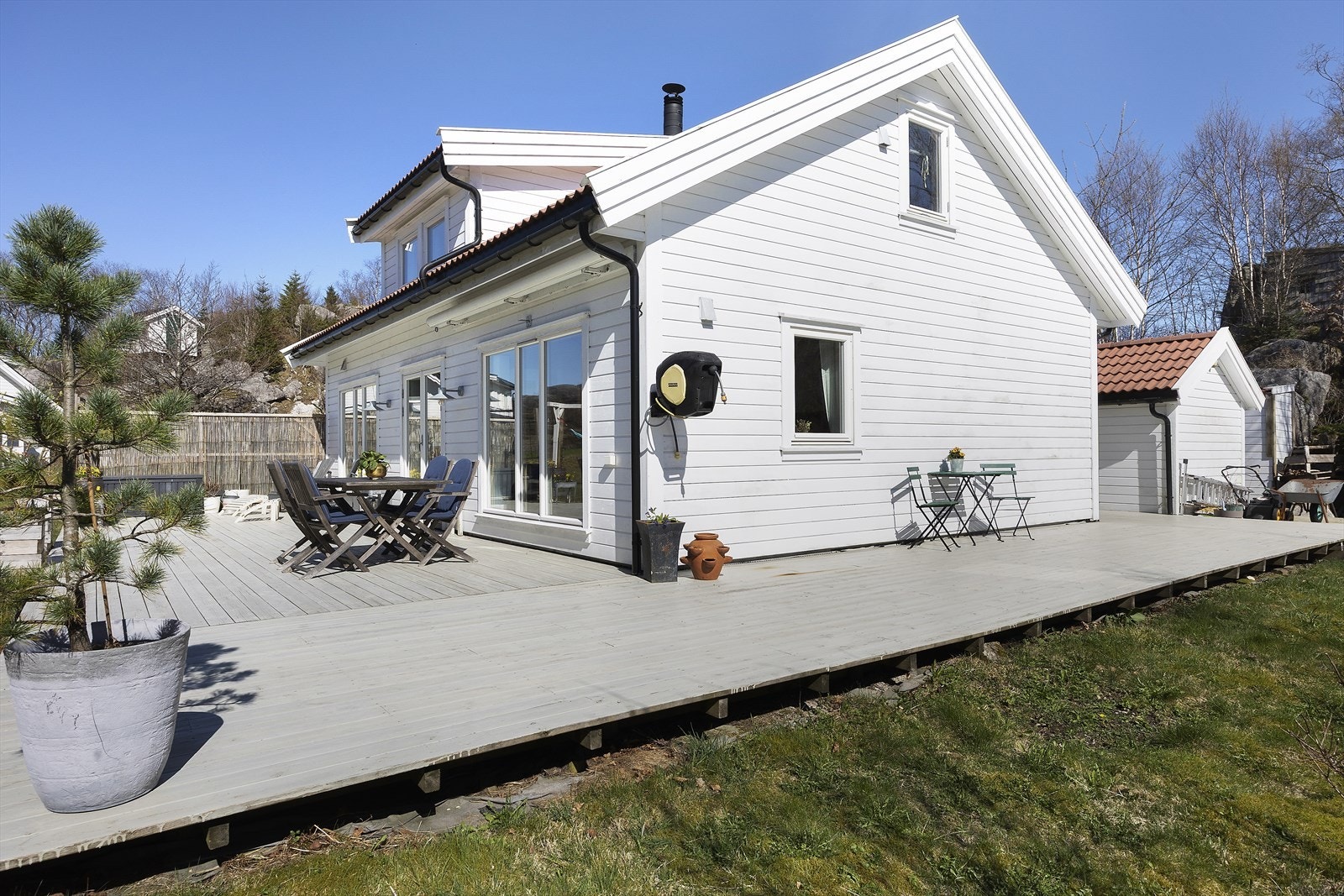 Den romslige terrassen er bygget i trekonstruksjon med dekke av terrassebord. Galleribilde