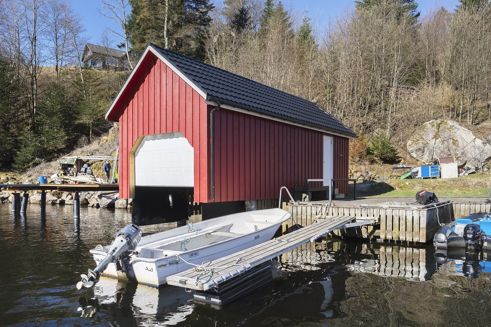 Nytt naust fra 2024 med tak tekket med taksteinsimiterte stålplater. Galleribilde