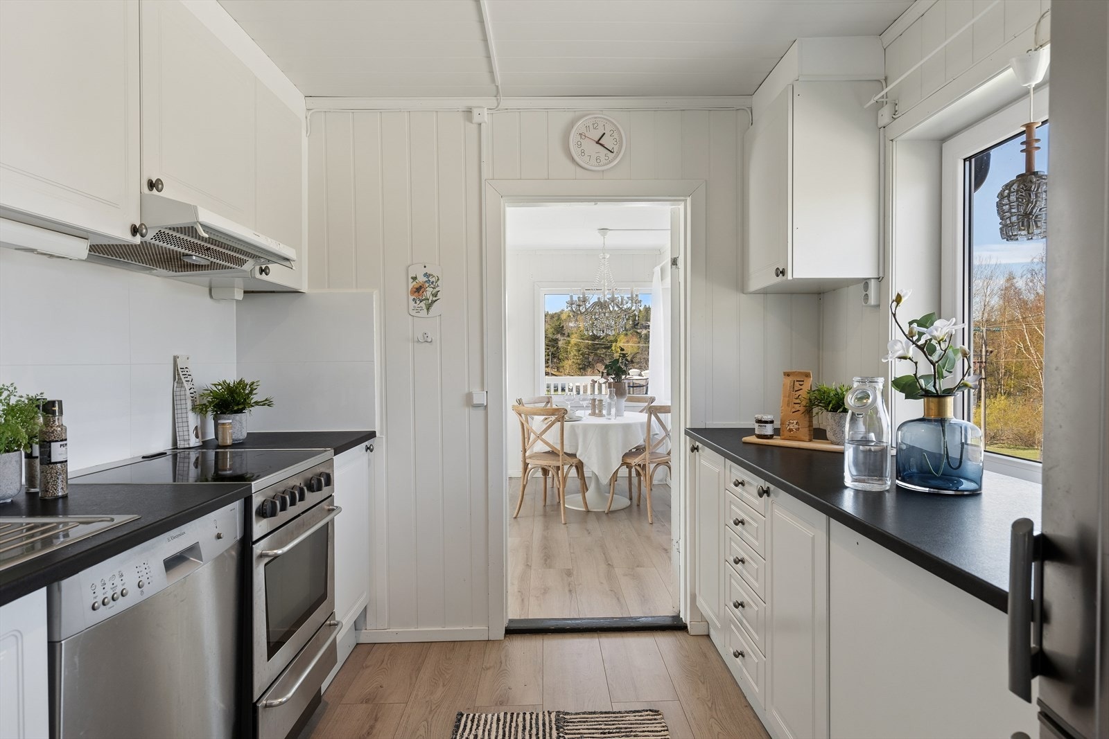 Kjøkkenet er gjennomgående med oppvaskmaskin og frittstående komfyr. Galleribilde
