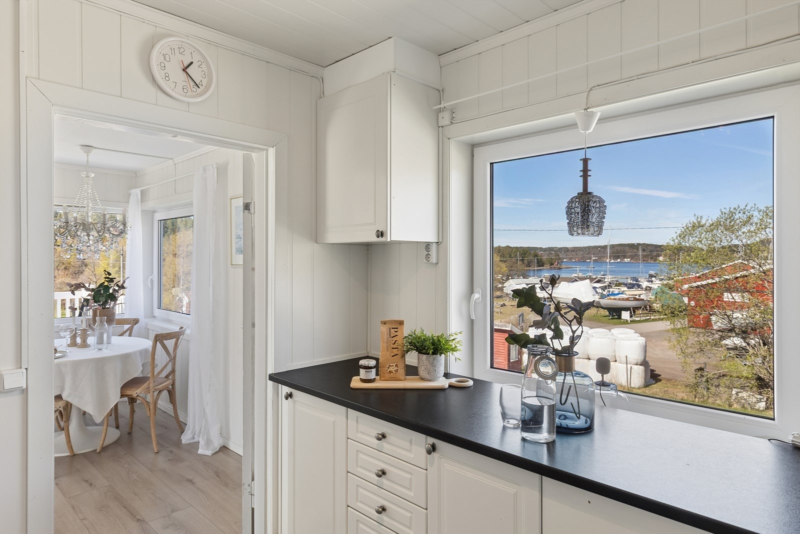 Fra kjøkkenet har du fin oversikt over hva som skjer på sjøen! Galleribilde