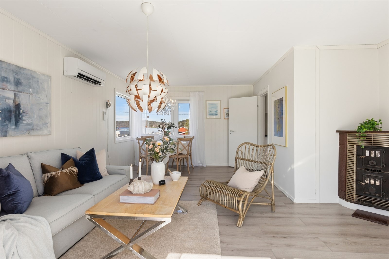 Boligen er utstyrt med varmepumpe i begge etasjer som gir energieffektiv oppvarming og et behagelig inneklima året rundt, samtidig som den bidrar til lavere fyringskostnader.Kjøkken inn døren til høyre. Galleribilde
