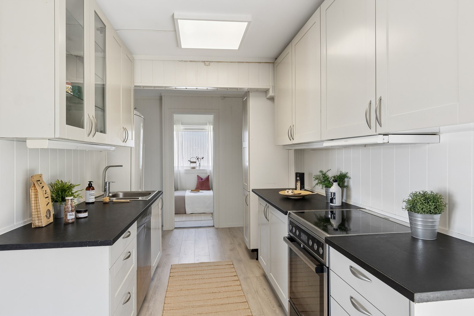 1 Lyst og klassisk kjøkken med tilstrekkelig arbeidsplass og oppvaskmaskin. Hovedsoverom til venstre og soverom ll rett frem. Galleribilde