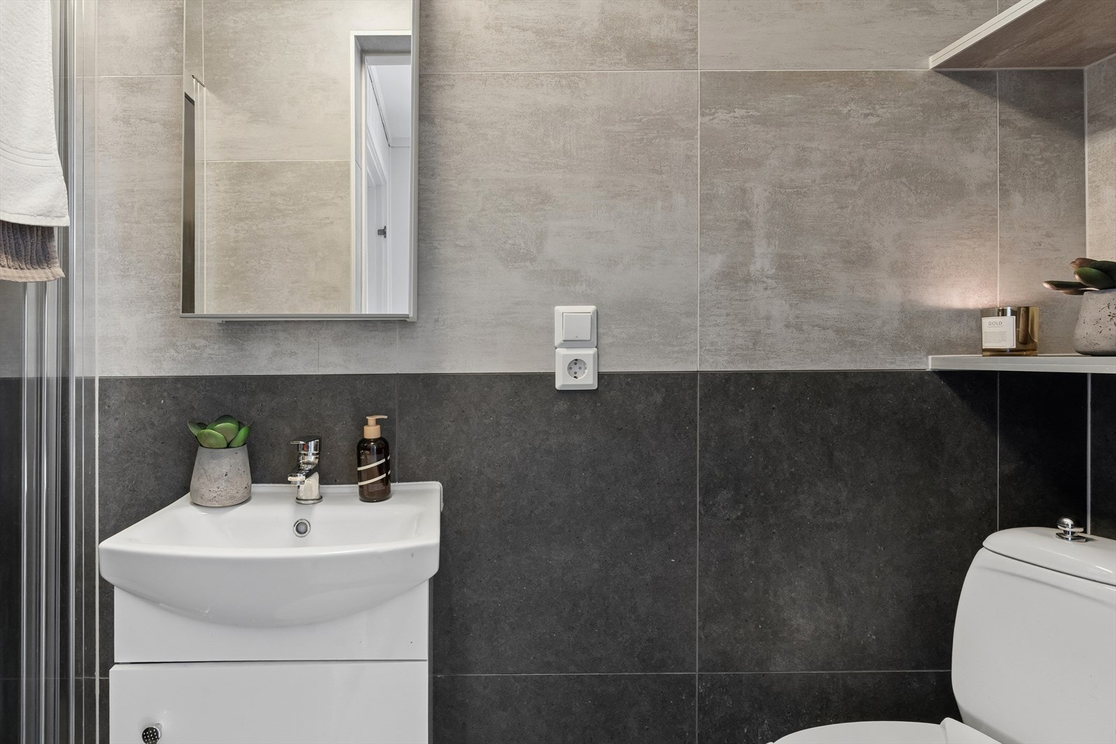 Godt utnyttet moderne bad som inneholder det man trenger, servantskap, wc og dusjsone. Galleribilde