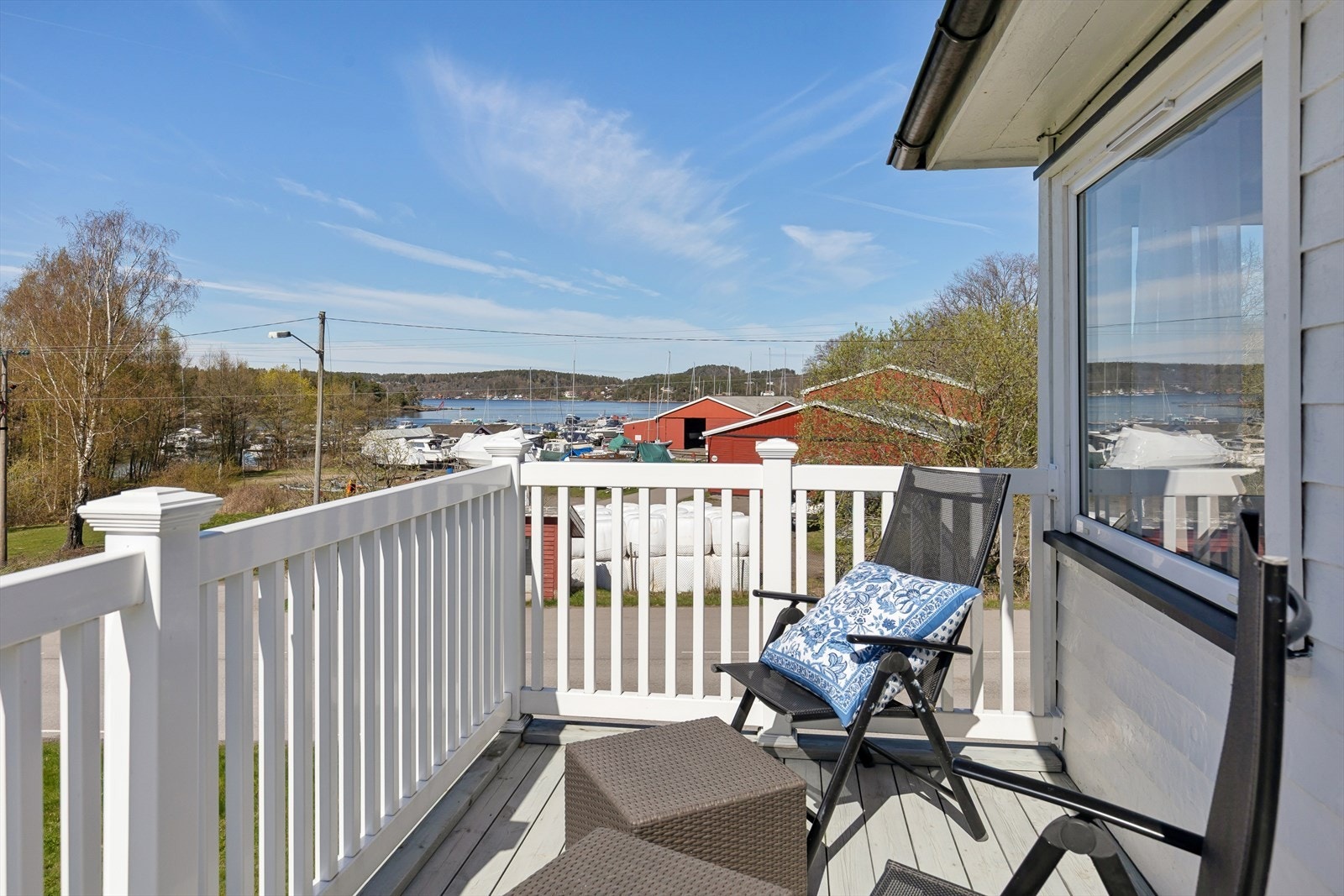 Her kan du nyte kaffen på balkongen mens man følger med på båtlivet på sjøen og marinaen. Galleribilde