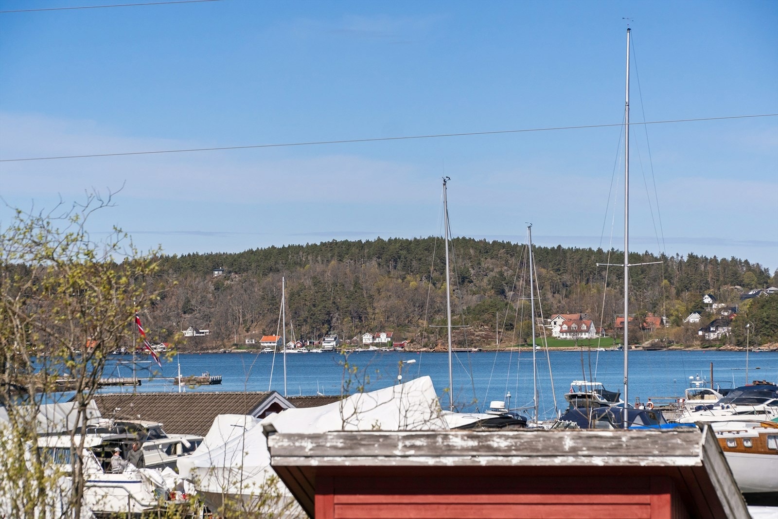 Fra eiendommen er det kort vei til Mågerø Marina, en veletablert marina med rundt 190 båtplasser, servicetilbud, kiosk og verksted. Galleribilde