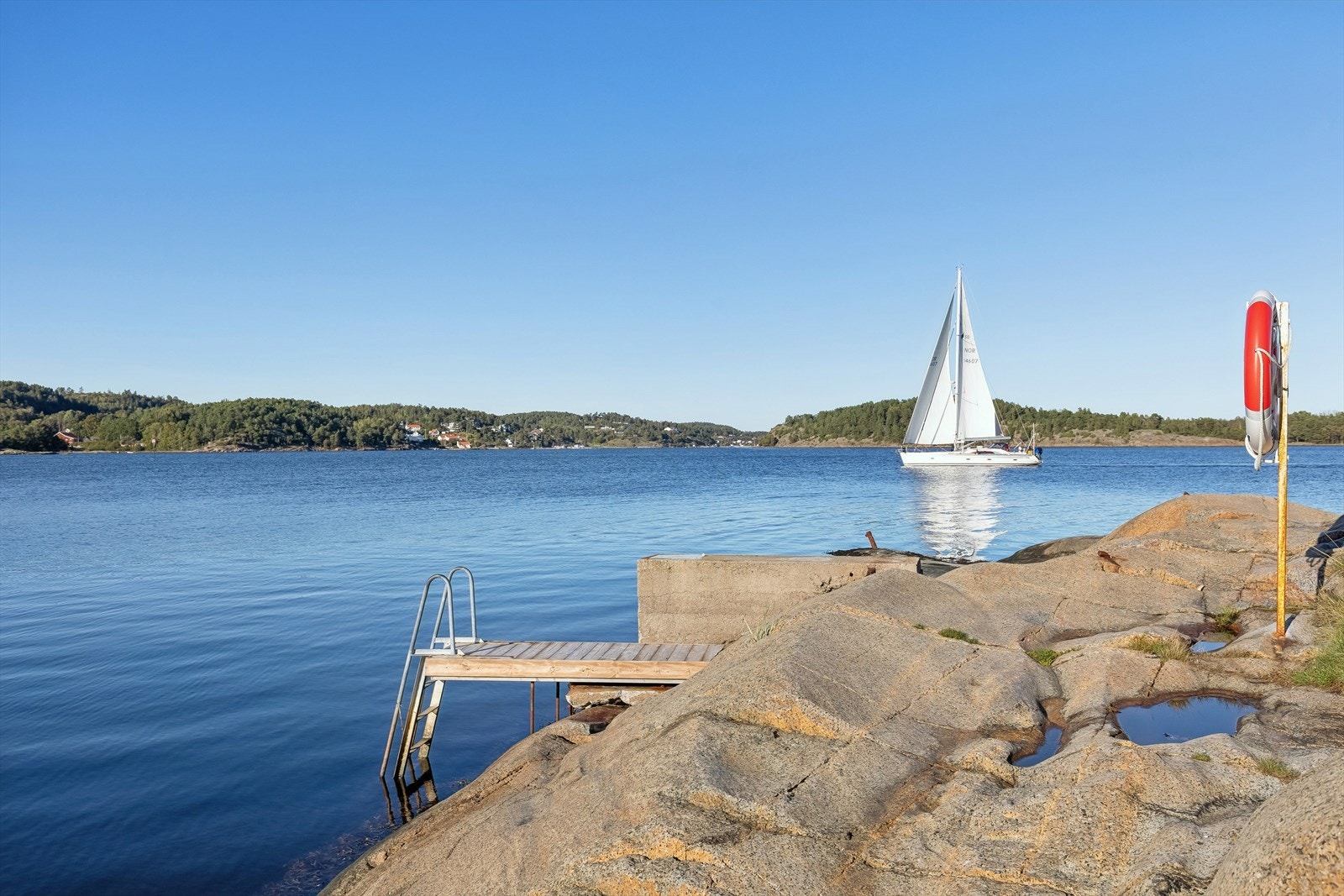 Sjønær beliggenhet og ekte skjærgårdsliv. Galleribilde