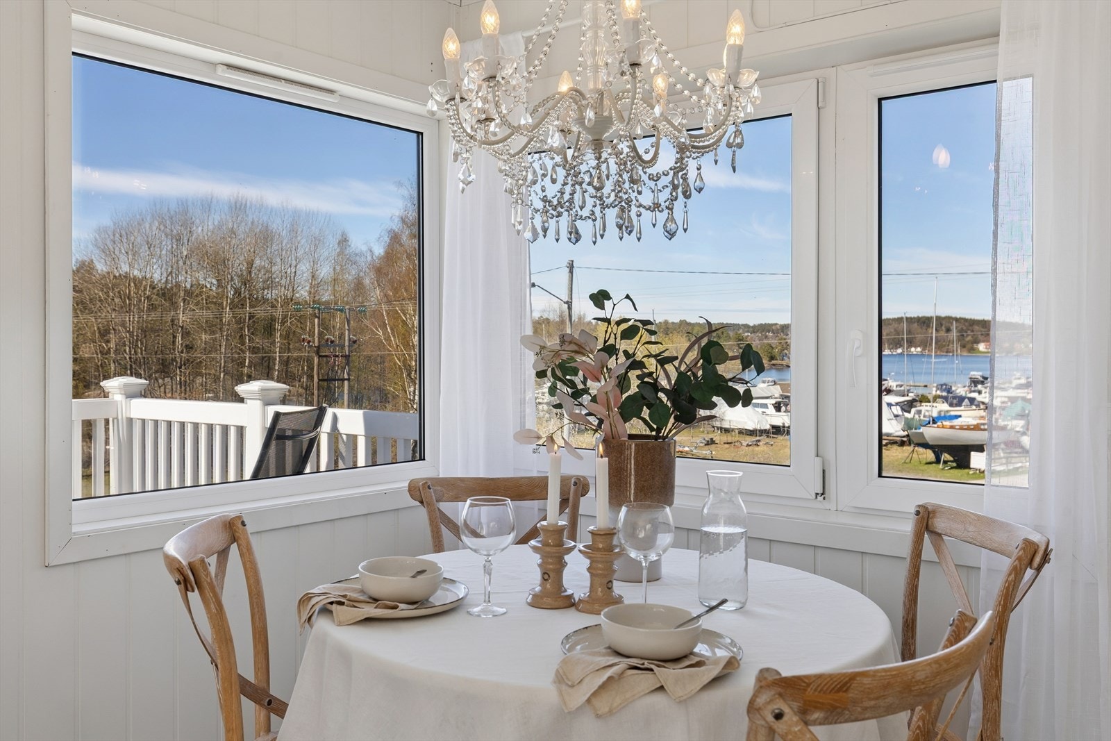 Store vinduer ved spisebordet slipper inn rikelig med både lys og utsikt! Galleribilde