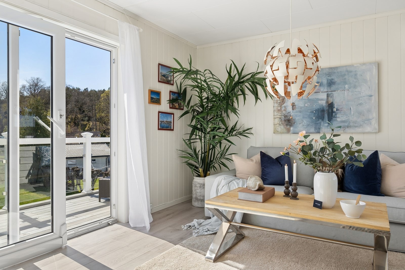 Boligen er gjennomgående lys med nyere vinduer og terrassedører. Galleribilde