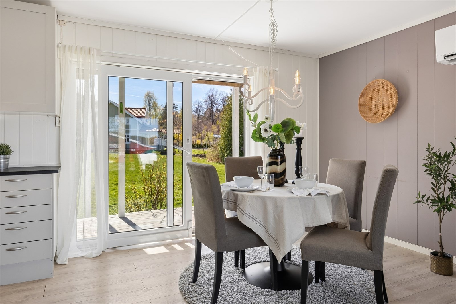 Her kan det inviteres til hyggelige middager med familie og venner med enkel tilkomst til den solrike terrassen. Galleribilde