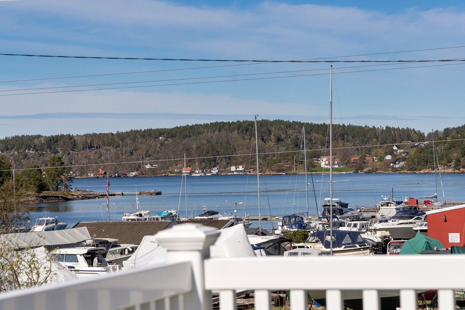Eiendommen ligger i umiddelbar nærhet til sjøen og med kort vei til flere badeplasser, svaberg og lune viker. Galleribilde