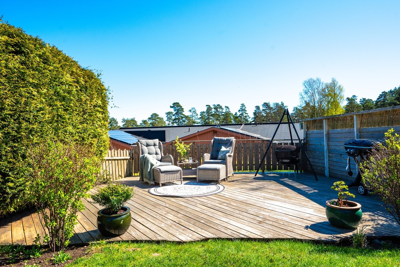 I enden av hagen er det etablert ytterligere en terrasse med gode solforhold. Galleribilde
