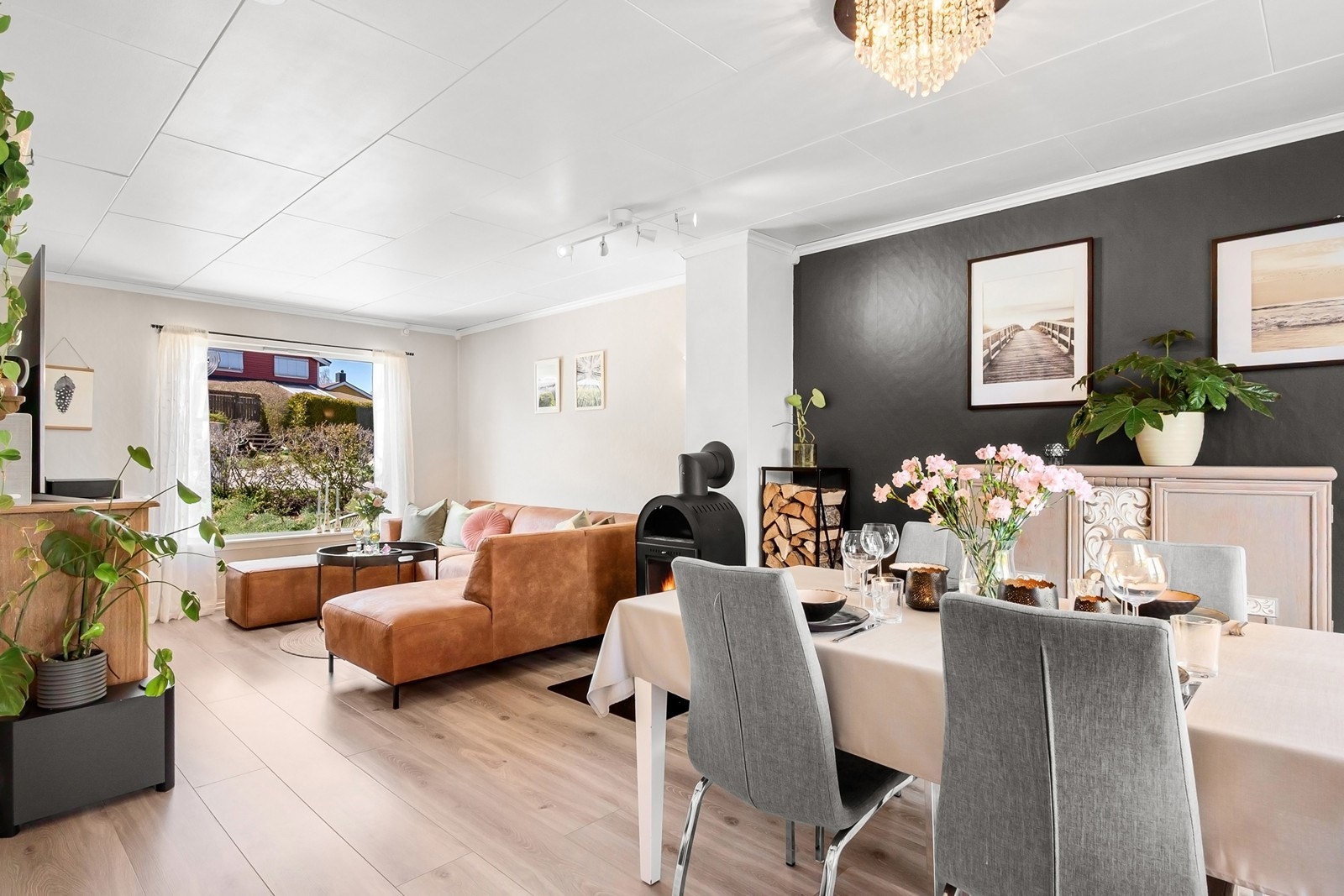 Stuen har god størrelse med plass til hyggelig sofaløsning og spisestue. Galleribilde