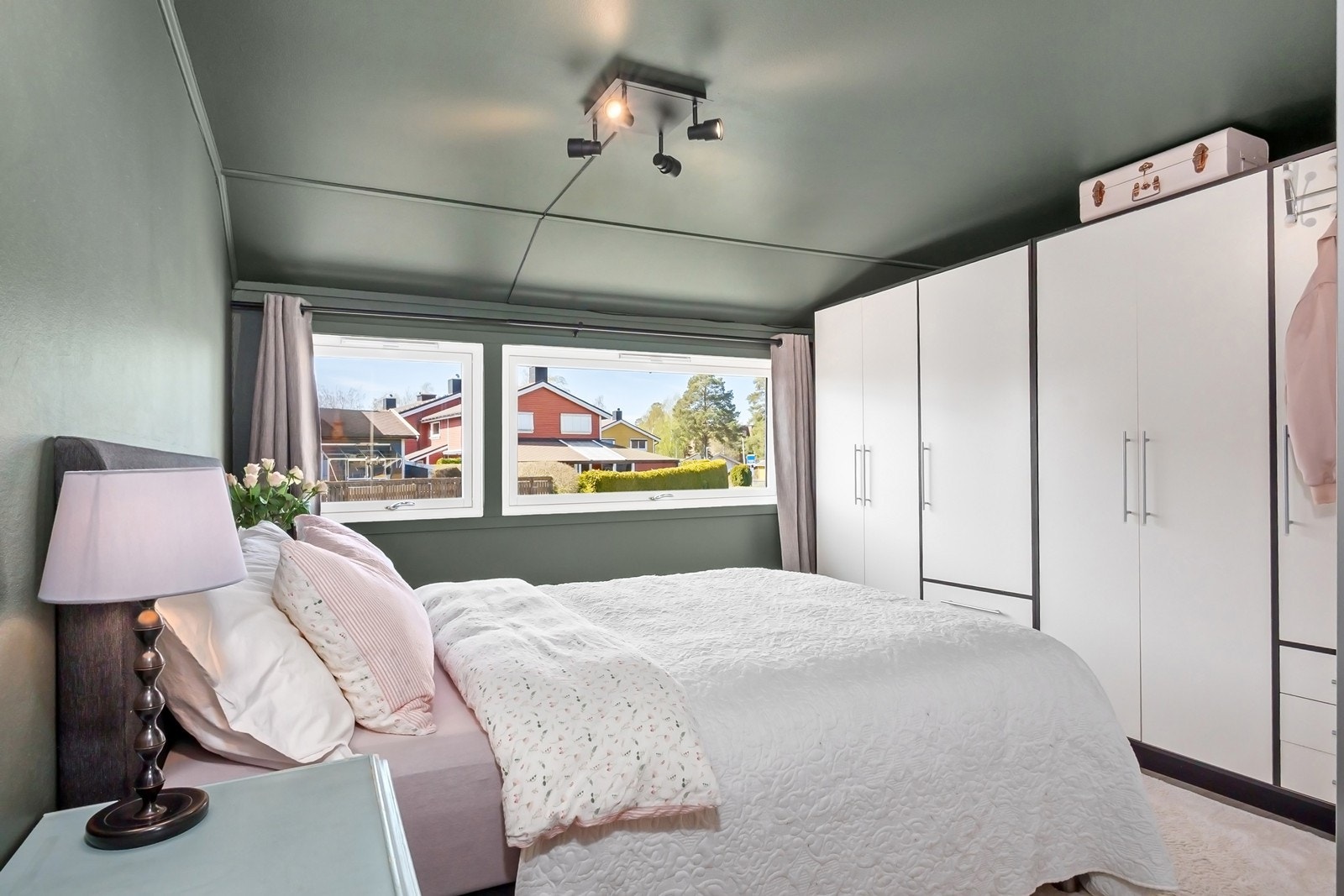 Hovedsoverommet er innredet med flere garderobeskap for enkel orden. Galleribilde