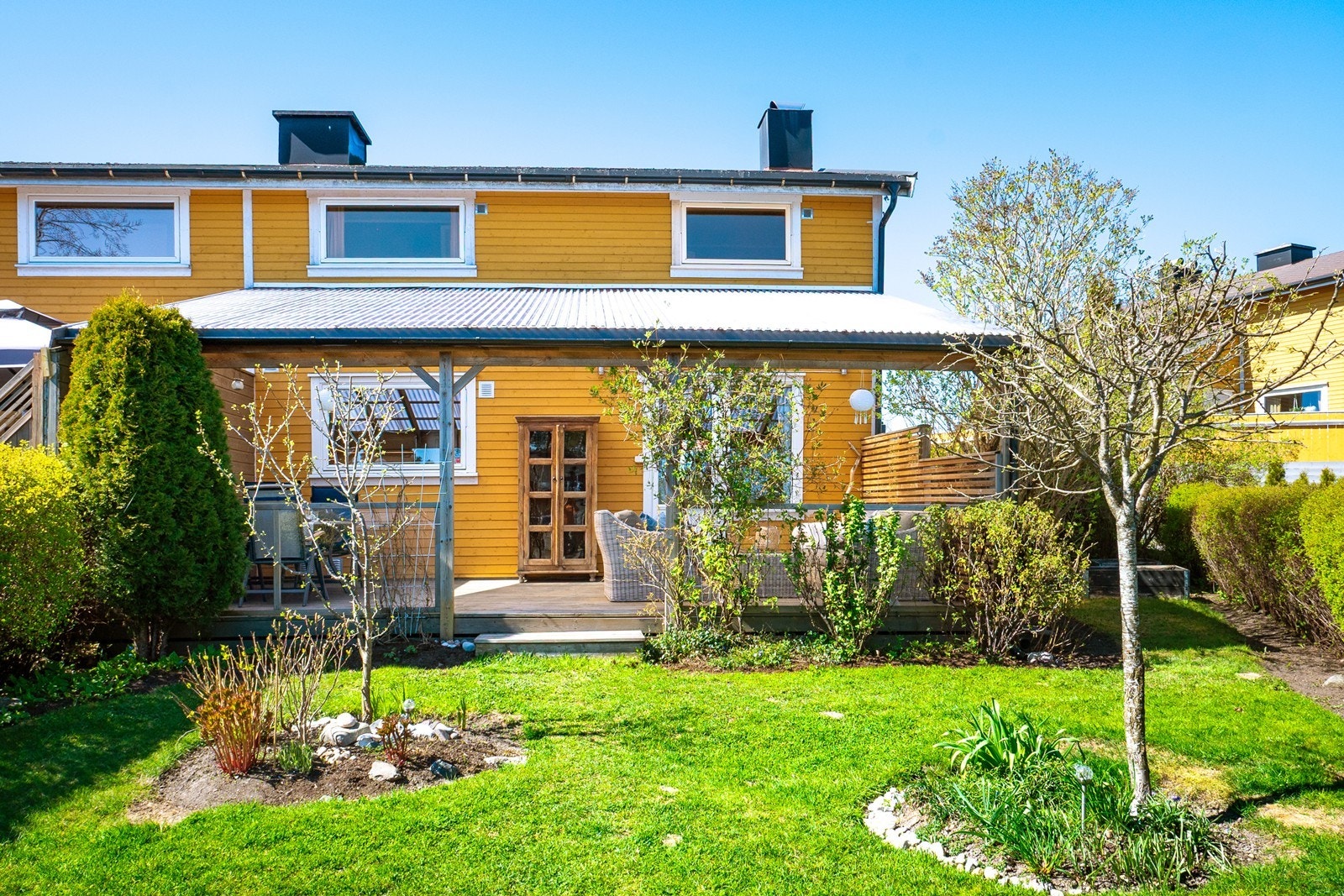 Oppgradert og familievennlig enderekkehus med romslige uteplasser og pent opparbeidet, grønn hage. Galleribilde