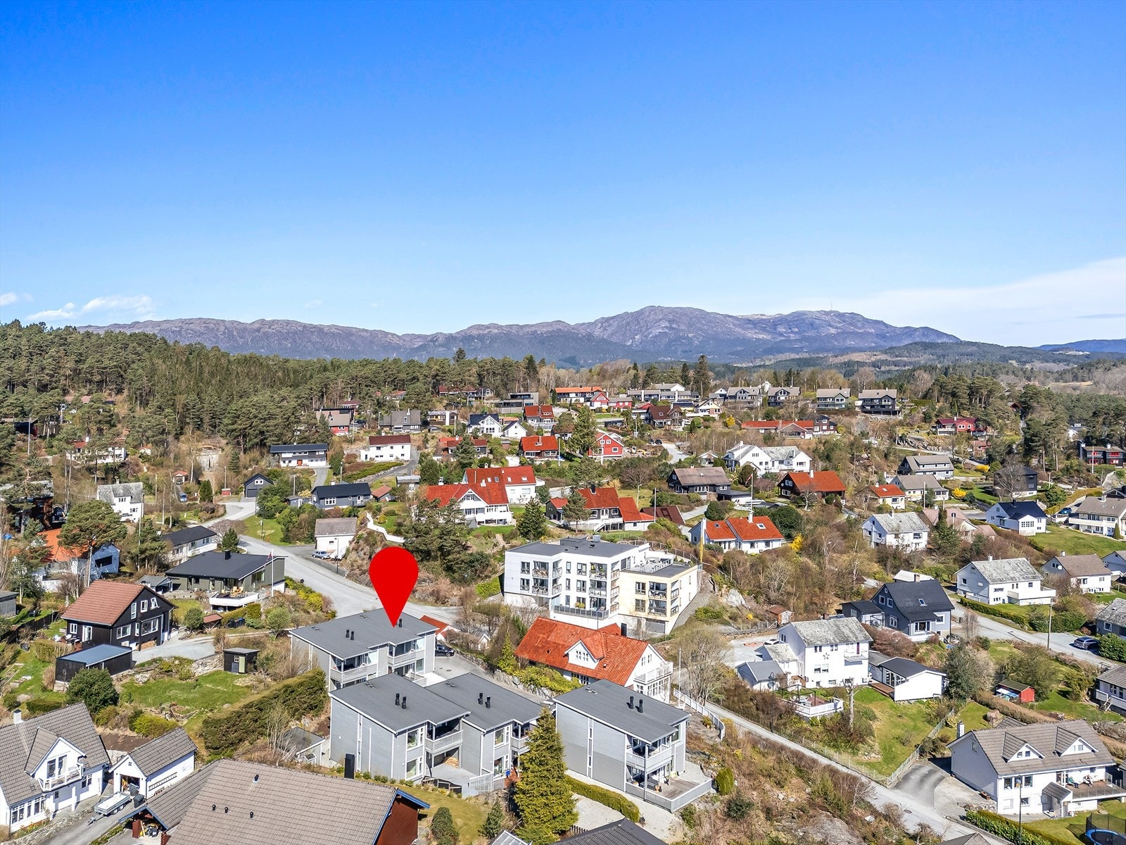 Eiendommen ligger i et etablert boligområde i Lønningsåsen. Galleribilde